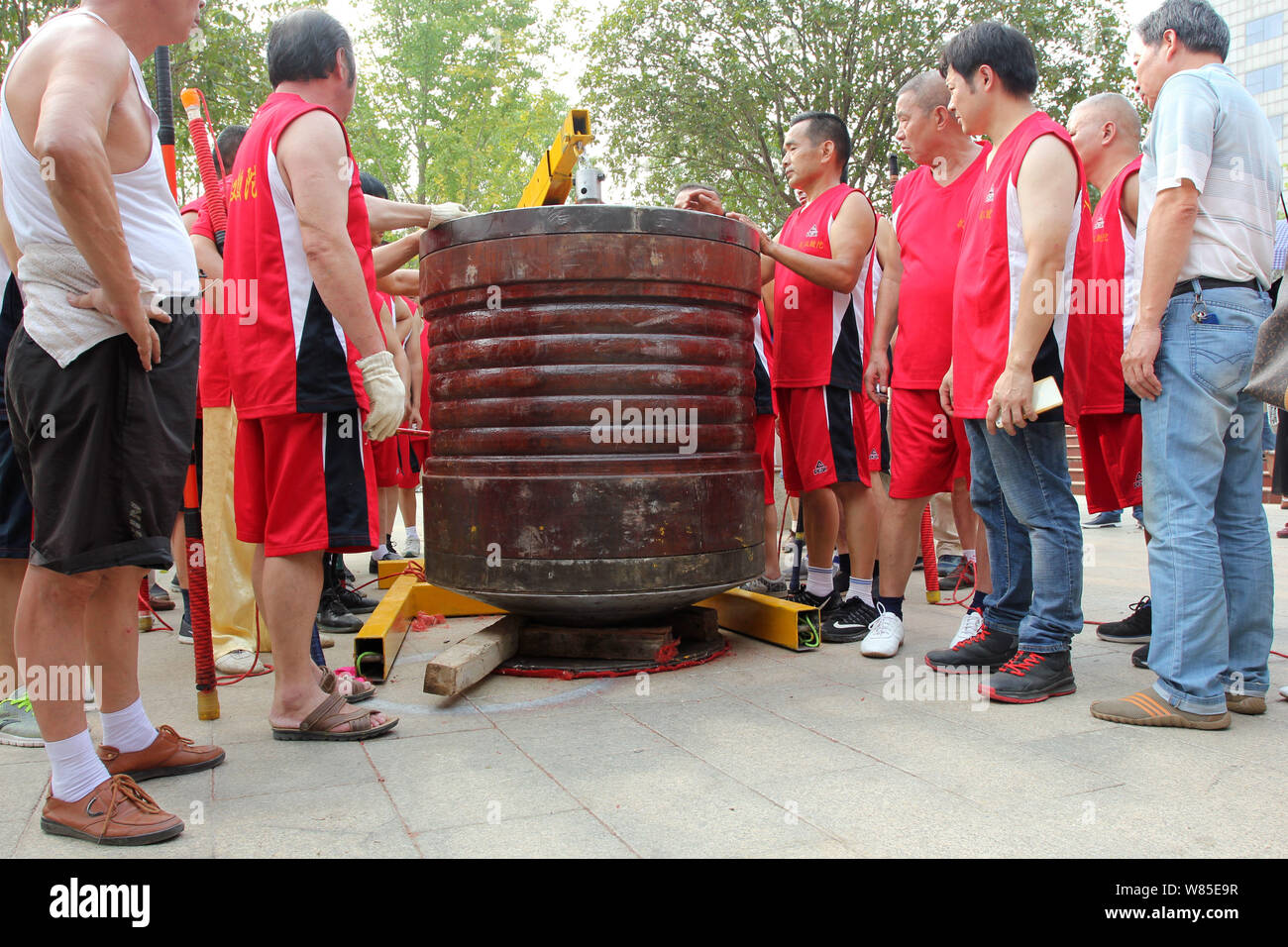 Chinesische Enthusiasten Blick an einem Kreisel mit einem Gewicht von über 1.800 Kilogramm beim Versuch, ein neuer Guinness Weltrekord für die größte Spinnerei zu setzen Stockfoto