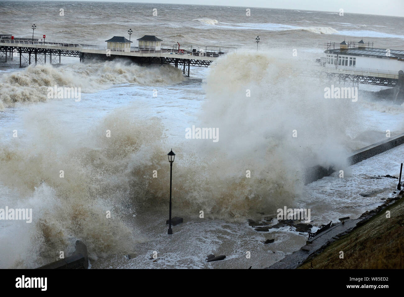 Hohe Wellen peitschen Cromer Strandpromenade und Seebrücke während der Sturmflut., Norfolk, England, UK. Dezember 2013. Stockfoto