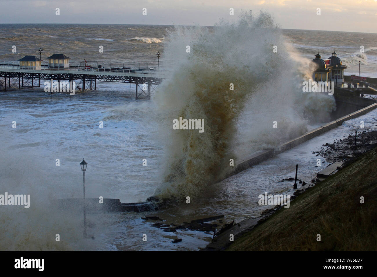 Hohe Wellen peitschen Cromer Strandpromenade und Seebrücke während der Sturmflut., Norfolk, England, UK. Dezember 2013. Stockfoto