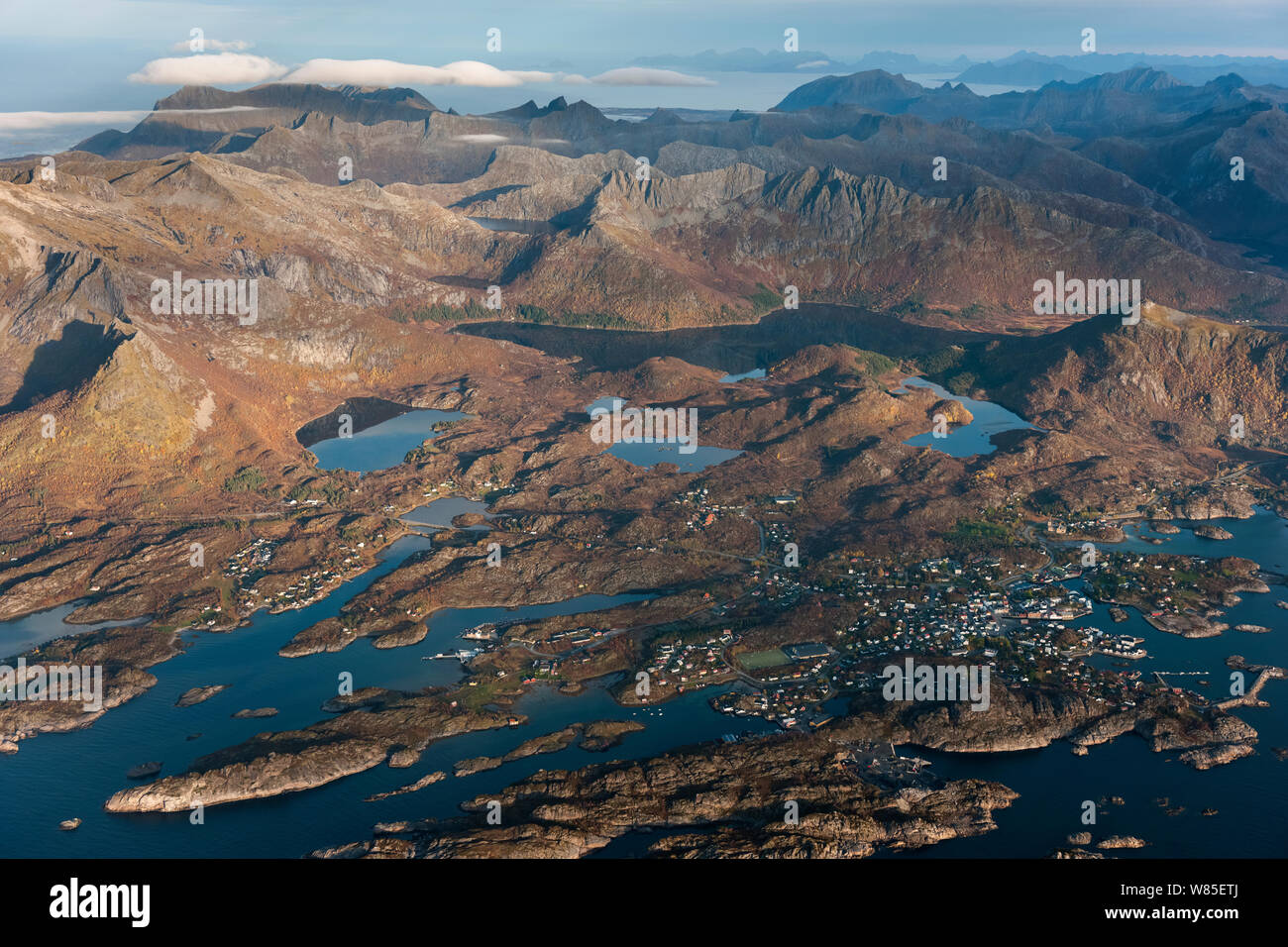 Luftaufnahme von Kabelvag Dorf, Gemeinde, Vagan Austvagoy, Lofoten, Nordland, Norwegen. Oktober 2012 Stockfoto