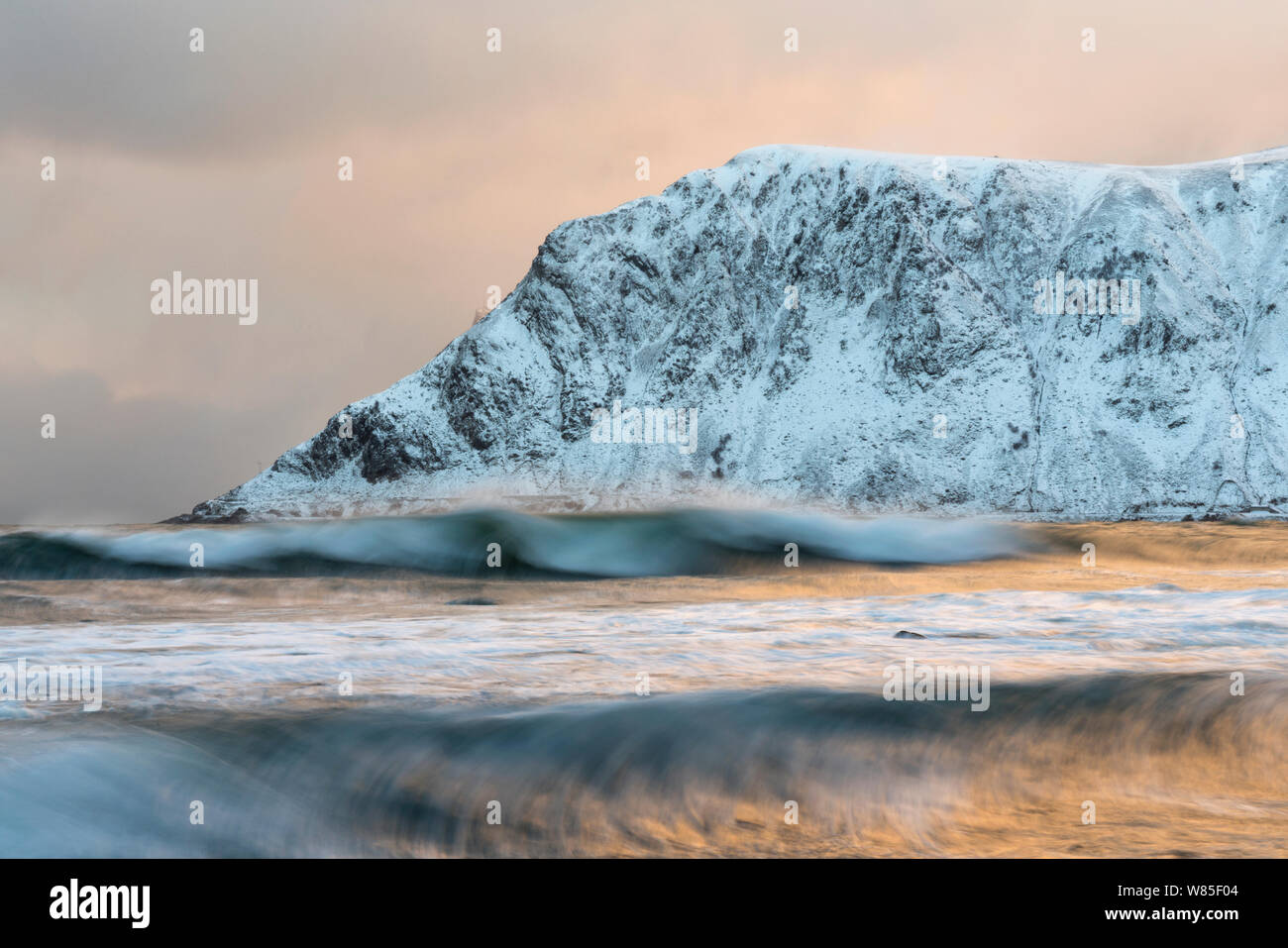 Vareidsundet skagsanden Strand und Bucht mit Hustinden Berg. Flakstad, Lofoten, Nordland, Norwegen. November 2013 Stockfoto