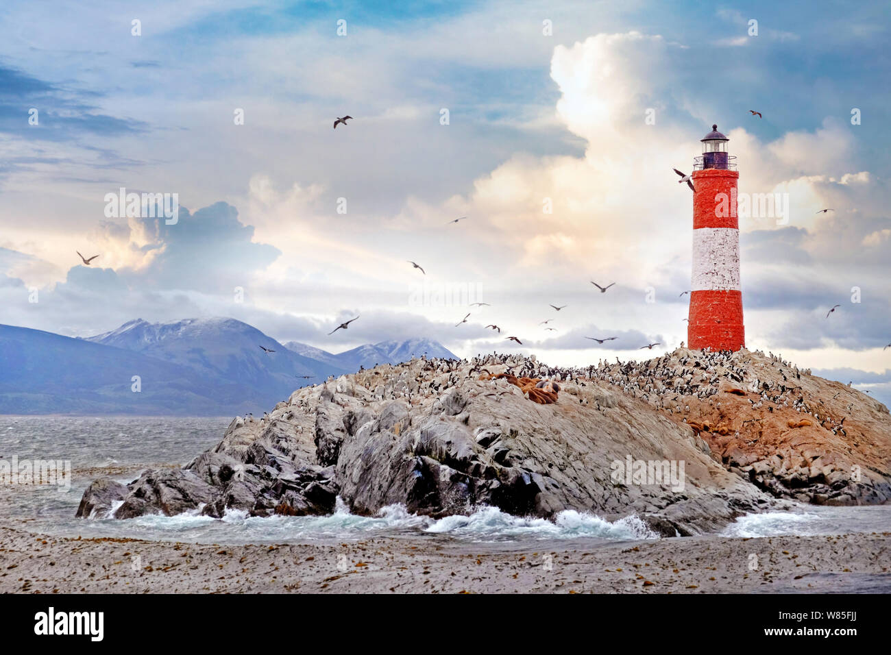 Panormaic Blick auf die kriegerische Berge und Leuchtturm Les Eclaireurs, liegen auf einer Insel, wo Seelöwen und cormorans Ruhe, umgeben von einem warmen Sonne Stockfoto