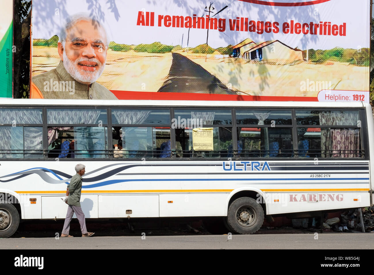 Indische Ministerpräsident Narendra Modi auf einem Plakat in der Stadt Heringen, Assam, Indien Stockfoto