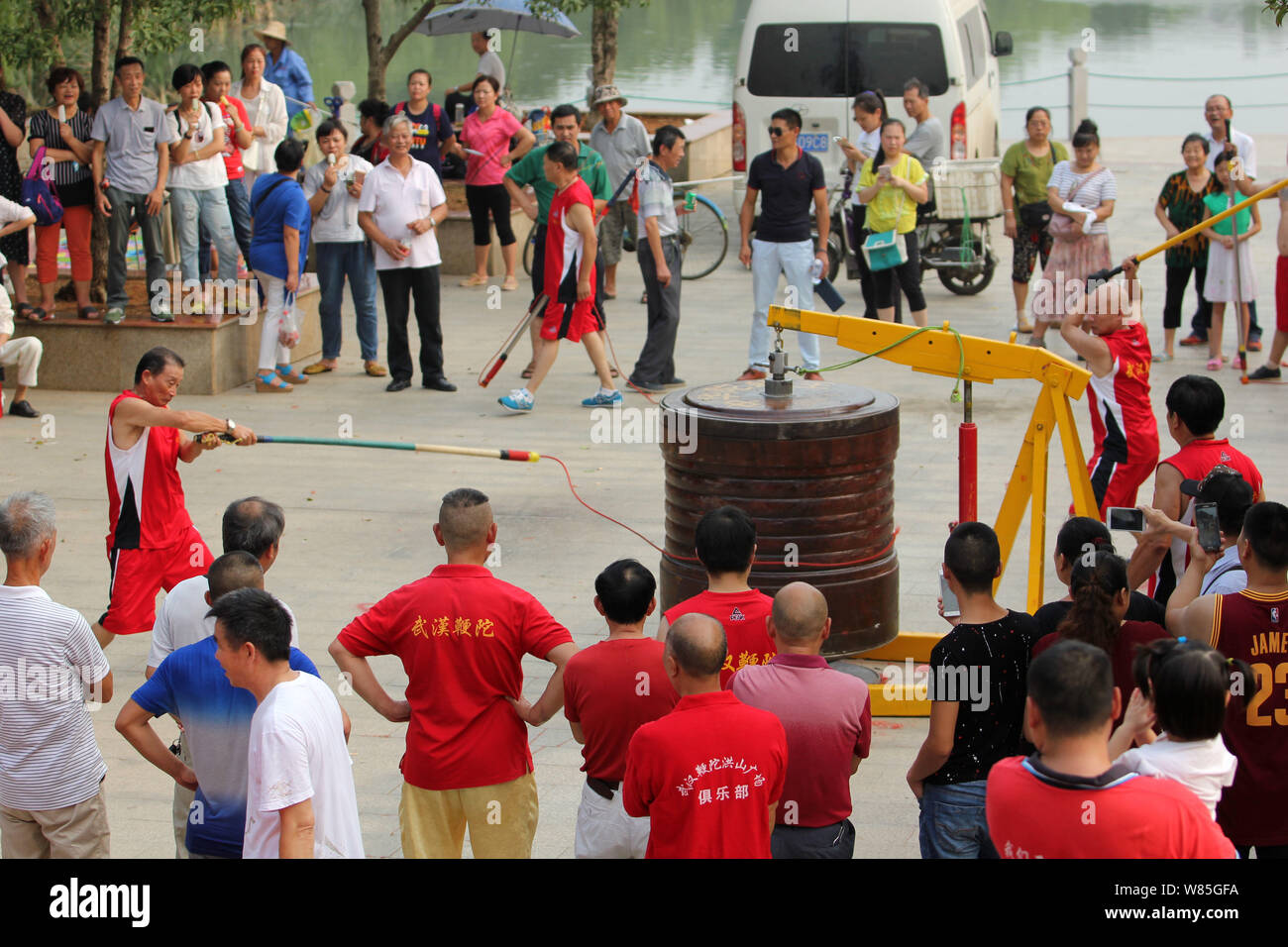 Anwohner Blick auf Chinesischen Fans spielen Mit einem Kreisel mit einem Gewicht von über 1.800 Kilogramm während ein Versuch, eine neue Guinness World neu einstellen Stockfoto
