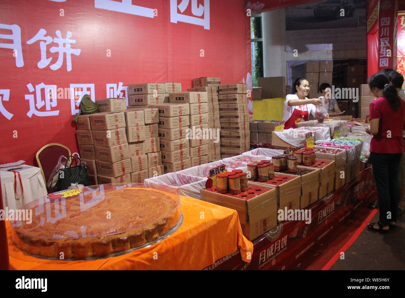 Ein riesiger MOONCAKE mit Meeresfrüchten füllen Messung von einem Meter Durchmesser und einem Gewicht von 200 Kilogramm, Links, ist auf Anzeige an einen Mooncake Festival in Chongq Stockfoto