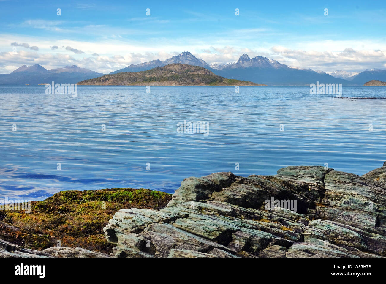 Panoramablick über die patagonische Berge und kleine Inseln von grüner Vegetation bedeckt, hinter dem blauen Wasser des Beagle Kanal in Tierra del F Stockfoto