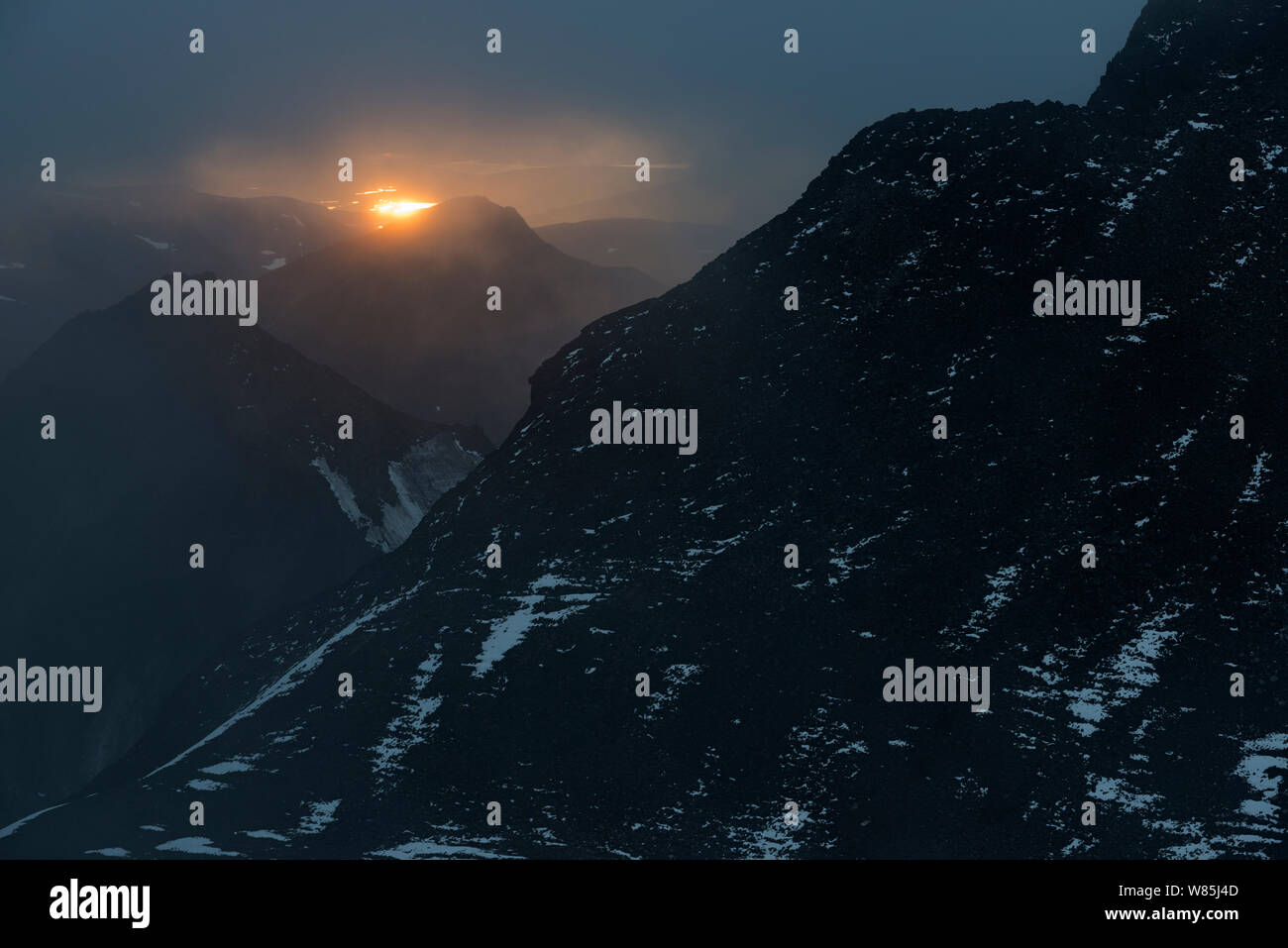 Dämmerung über Mount Vuojnestjahkka (Vuoinestjakka). Mount Spijkka (Spika) kann im Vordergrund gesehen werden. Sarek Nationalpark, Welterbe Laponia, Schwedisch Lappland, Schweden. August 2014. Stockfoto