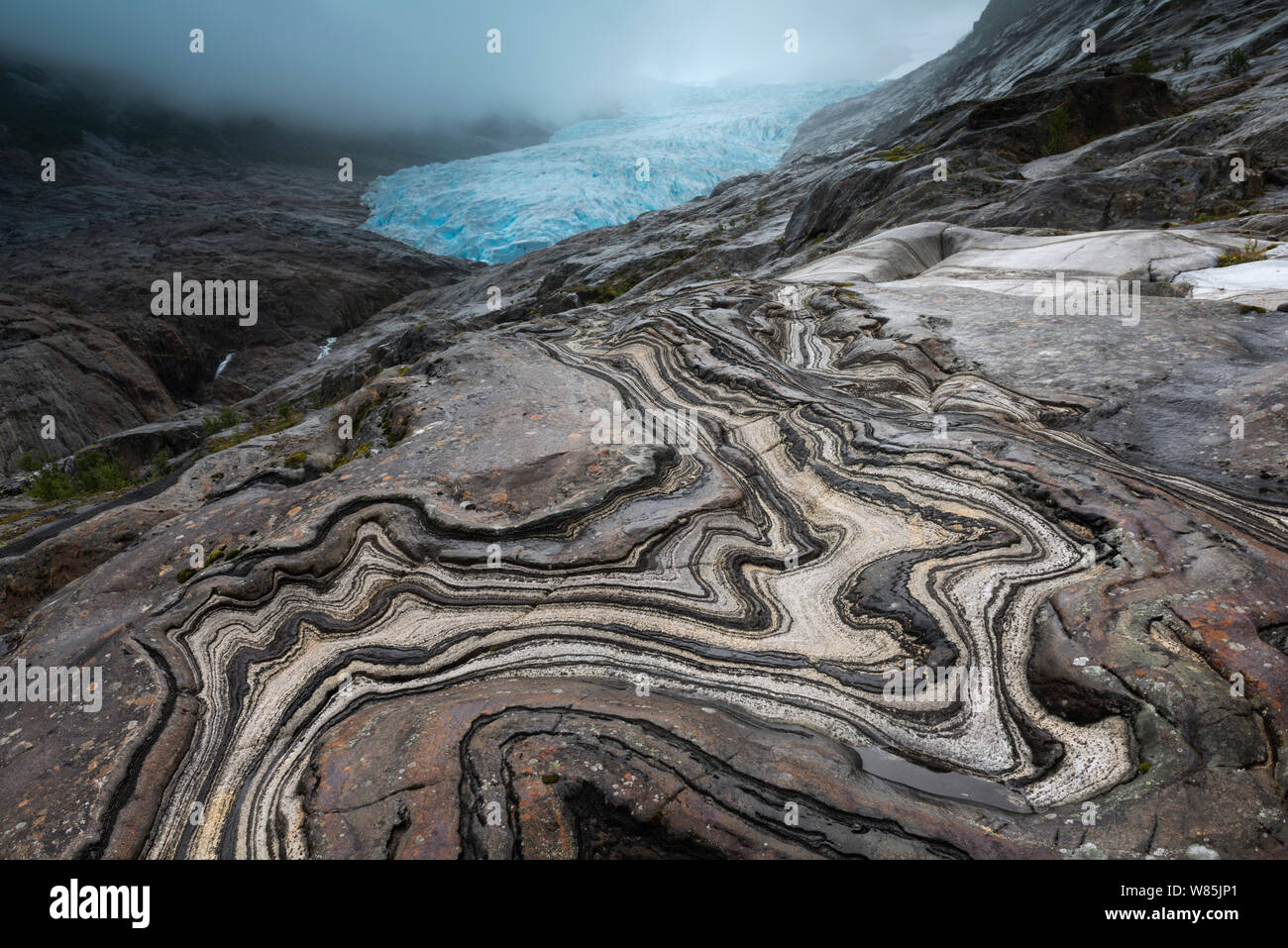 Felsformationen in der Nähe von Engenbreen Gletscher, Meloy, Nordland, Norwegen, August. Stockfoto