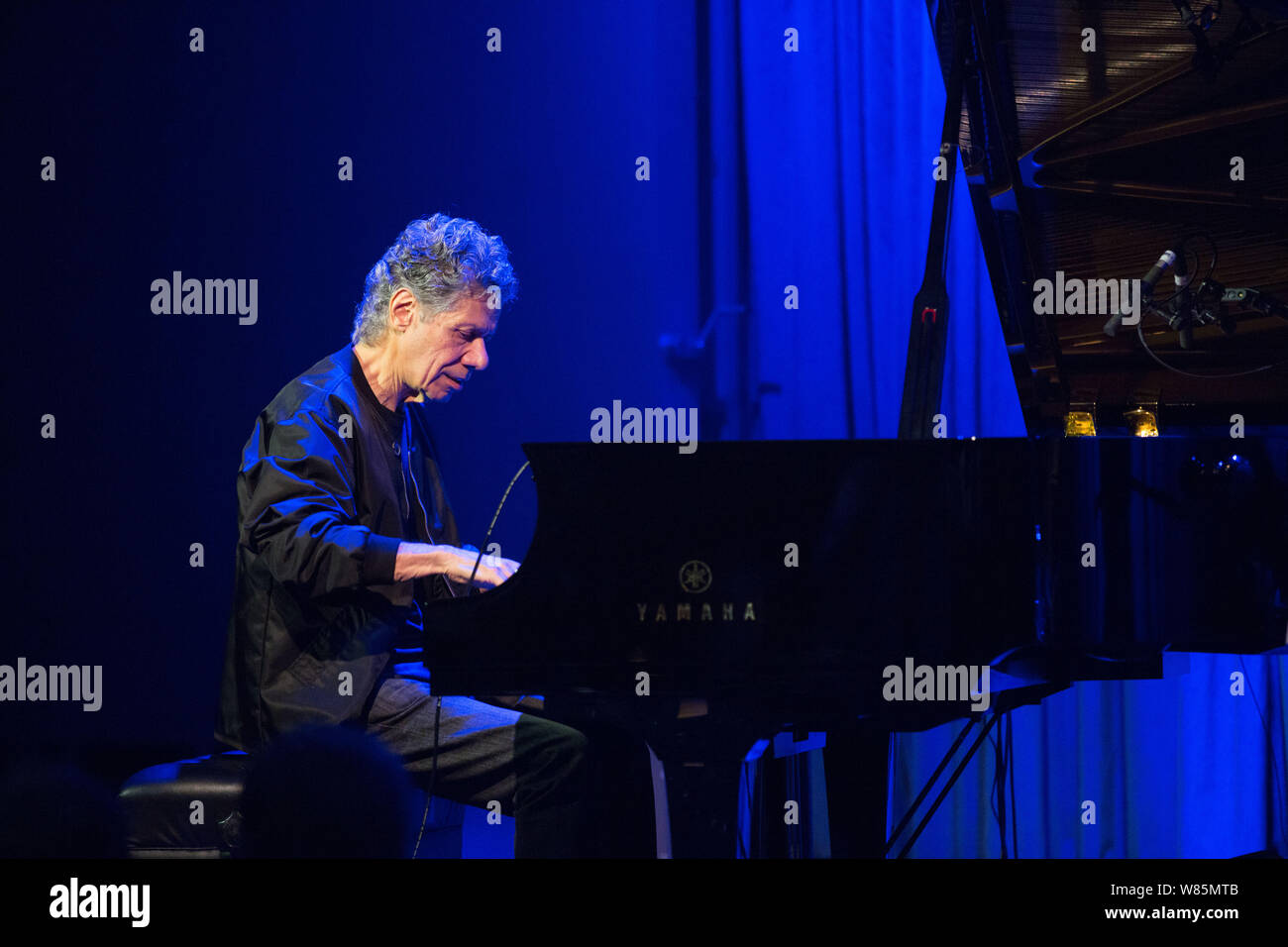 American Jazz Pianist Chick Corea spielt Klavier während einer Auftaktveranstaltung für eine Niederlassung von Blue Note Jazz Club in Peking, China, 13. September 2016. Stockfoto