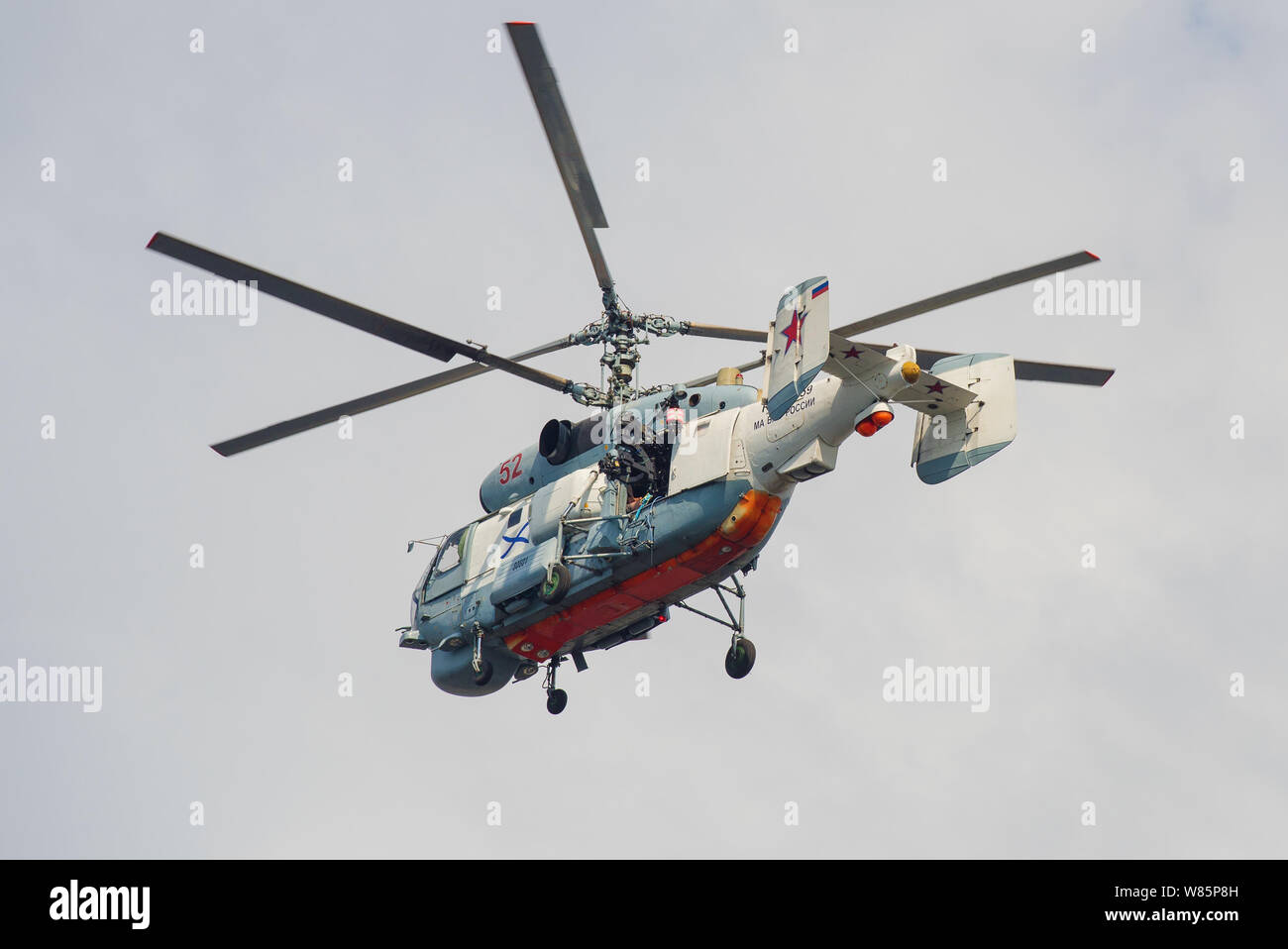 SAINT-Petersburg, Russland - Juli 28, 2019: Der Hubschrauber Ka-27 PS (RF -19159) der Russischen Marine mit Fernsehgeräten videotaping der Marine Parade Stockfoto