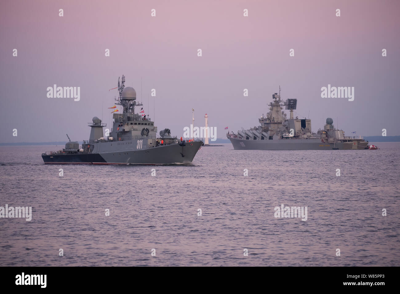 KRONSTADTT, Russland - Juli 27, 2019: Die kleine Anti-U-Schiff" Kazanets und die Rakete cruiser Marshal Ustinov' auf Kronstadt Raid auf einem Juli Eveni Stockfoto