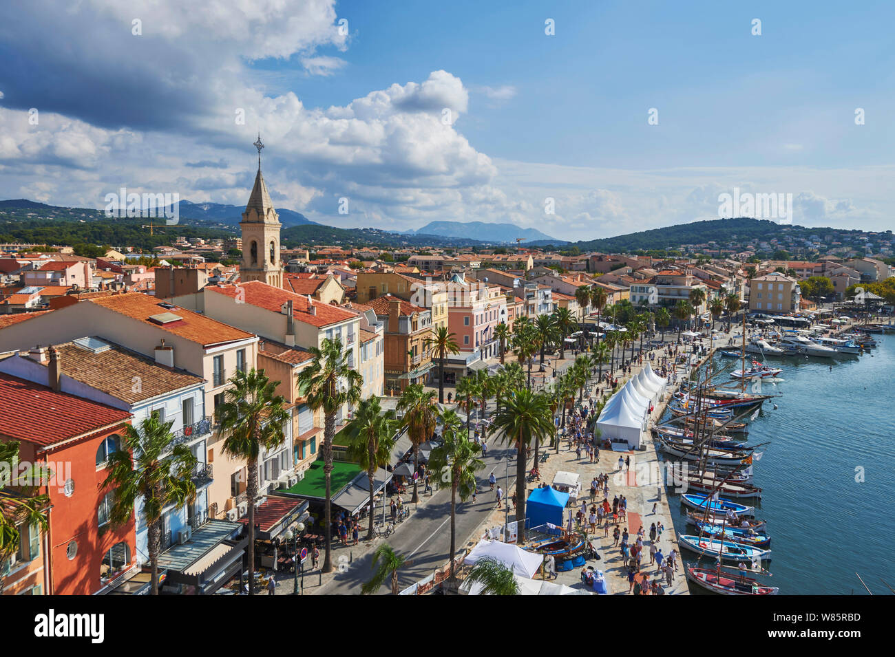 Sanary-sur-Mer (Frankreich): Kai " Quai Charles de Gaulle" am Hafen, im Zentrum der Stadt Stockfoto
