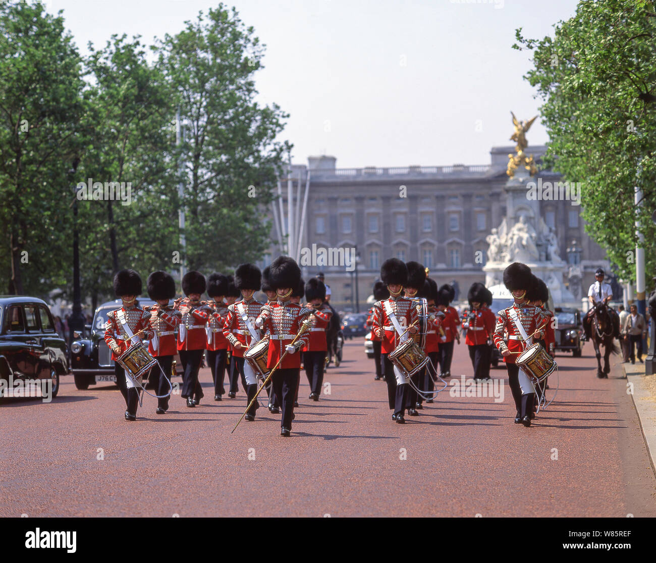 Royal Grenadier Guards Band marschieren auf der Mall, Westminster, London, England, Vereinigtes Königreich Stockfoto