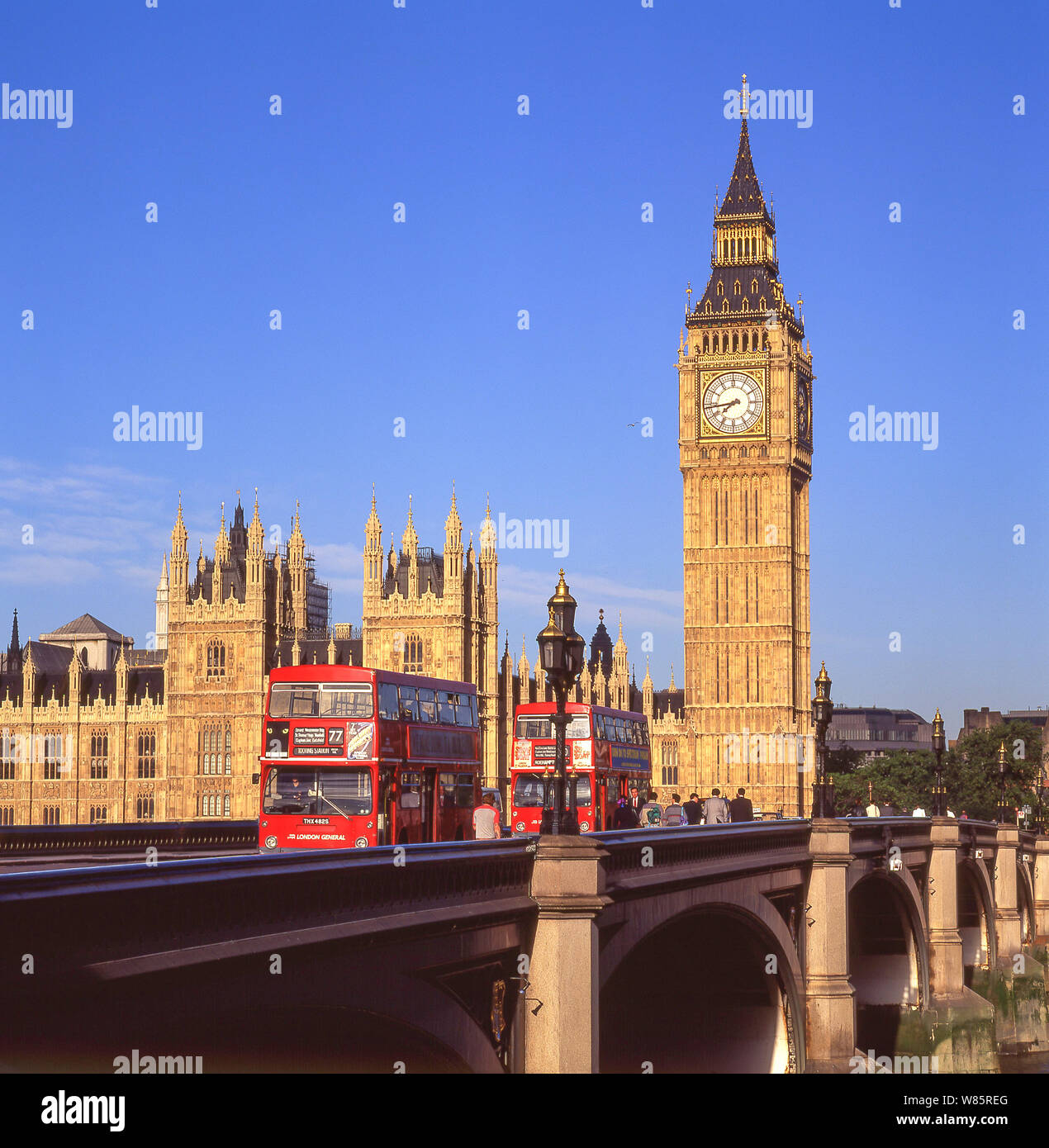 Der Palace of Westminster (Houses of Parliament) über der Themse, City of Westminster, London, England, Vereinigtes Königreich Stockfoto