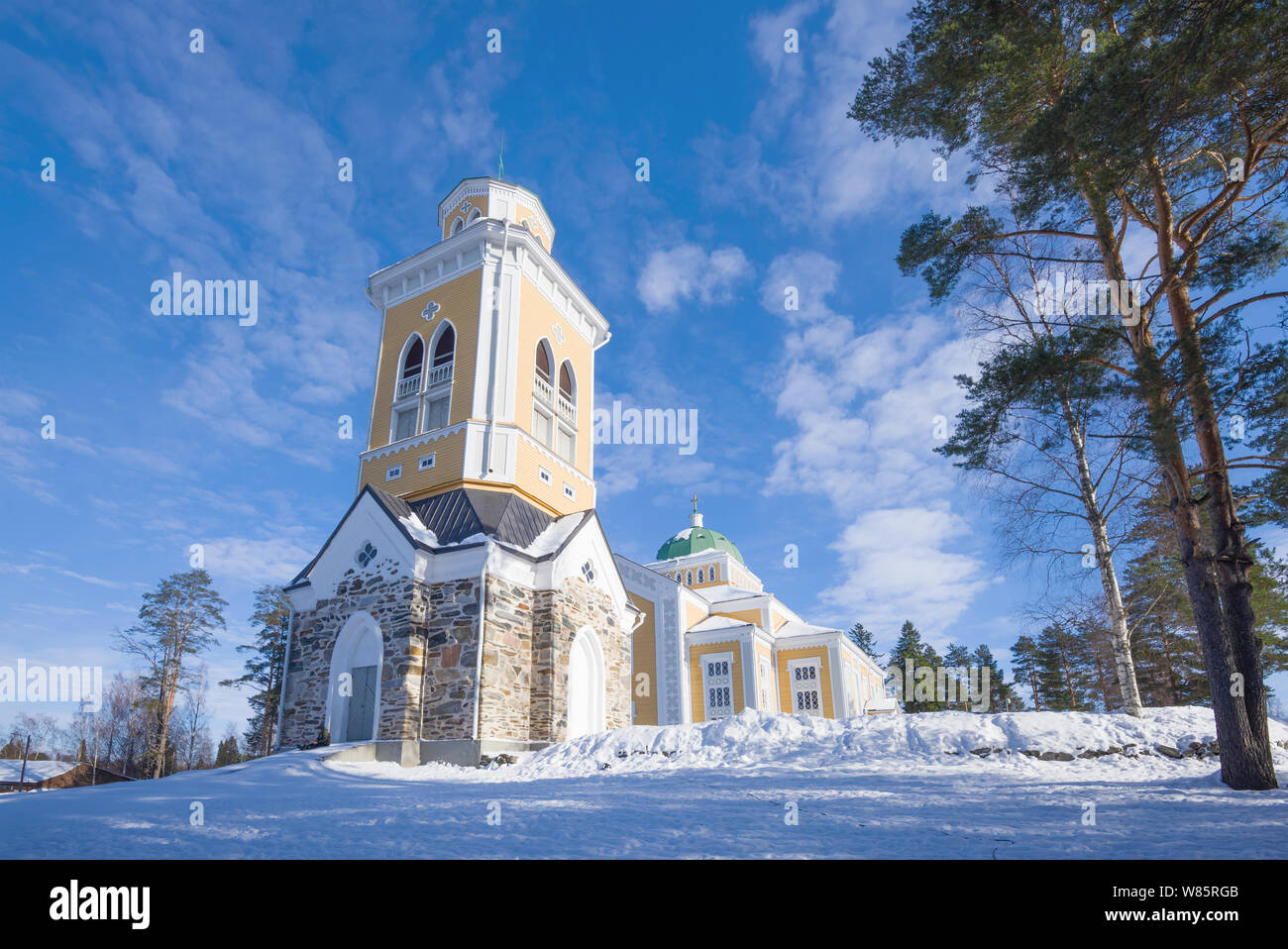 Winterlandschaft mit dem Glockenturm der Alten lutherischen Kirche. Kerimyaki, Finnland Stockfoto