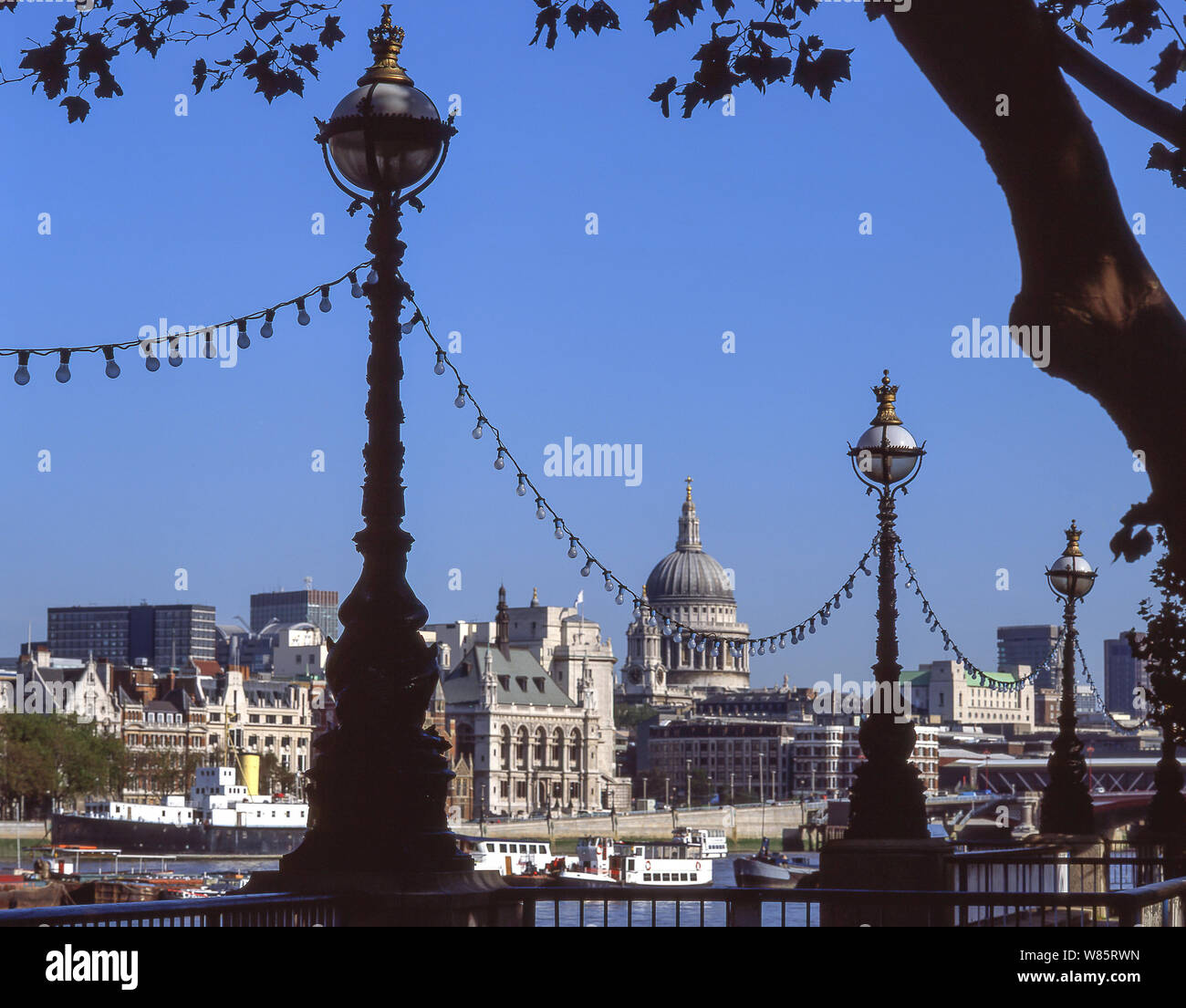Die St Paul's Kathedrale über den Fluss Themse vom South Bank, London, Greater London, England, Vereinigtes Königreich Stockfoto