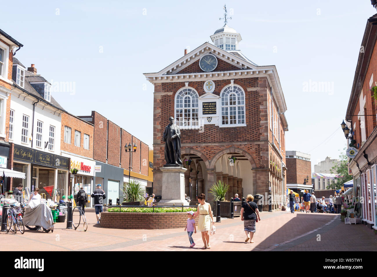 Tamworth Rathaus und Sir Robert Peel Statue,, Marktplatz. Tamworth, Staffordshire, England, Vereinigtes Königreich Stockfoto