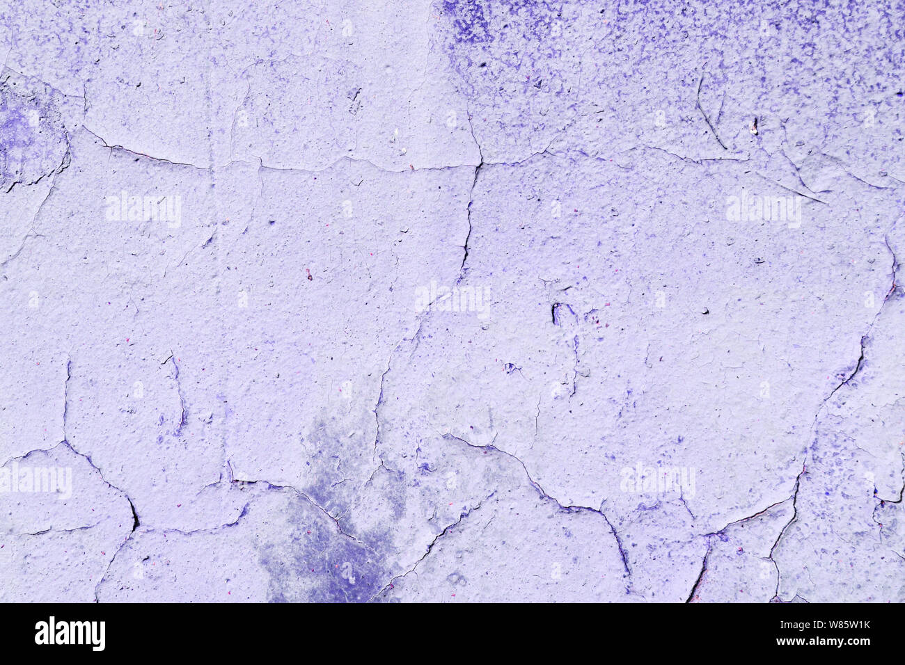 Alte lila Farbe Wand mit Rissen. Zusammenfassung Hintergrund Stockfoto