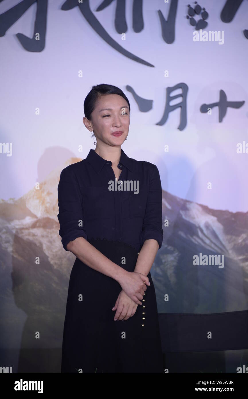 Chinesische Schauspielerin Zhou Xun besucht die Premiere der Naturdokumentation "Geboren in China" in Peking, China, 4. August 2016. Stockfoto