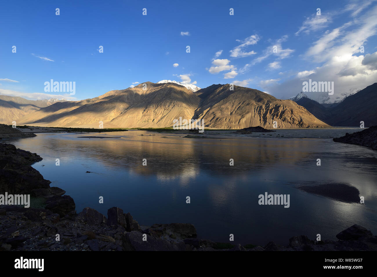 Blick auf den Wakhan Valley in der Pamir Gebirge auf dem weißen Hindukusch in Afghanistan, Tadschikistan, Zentralasien Stockfoto
