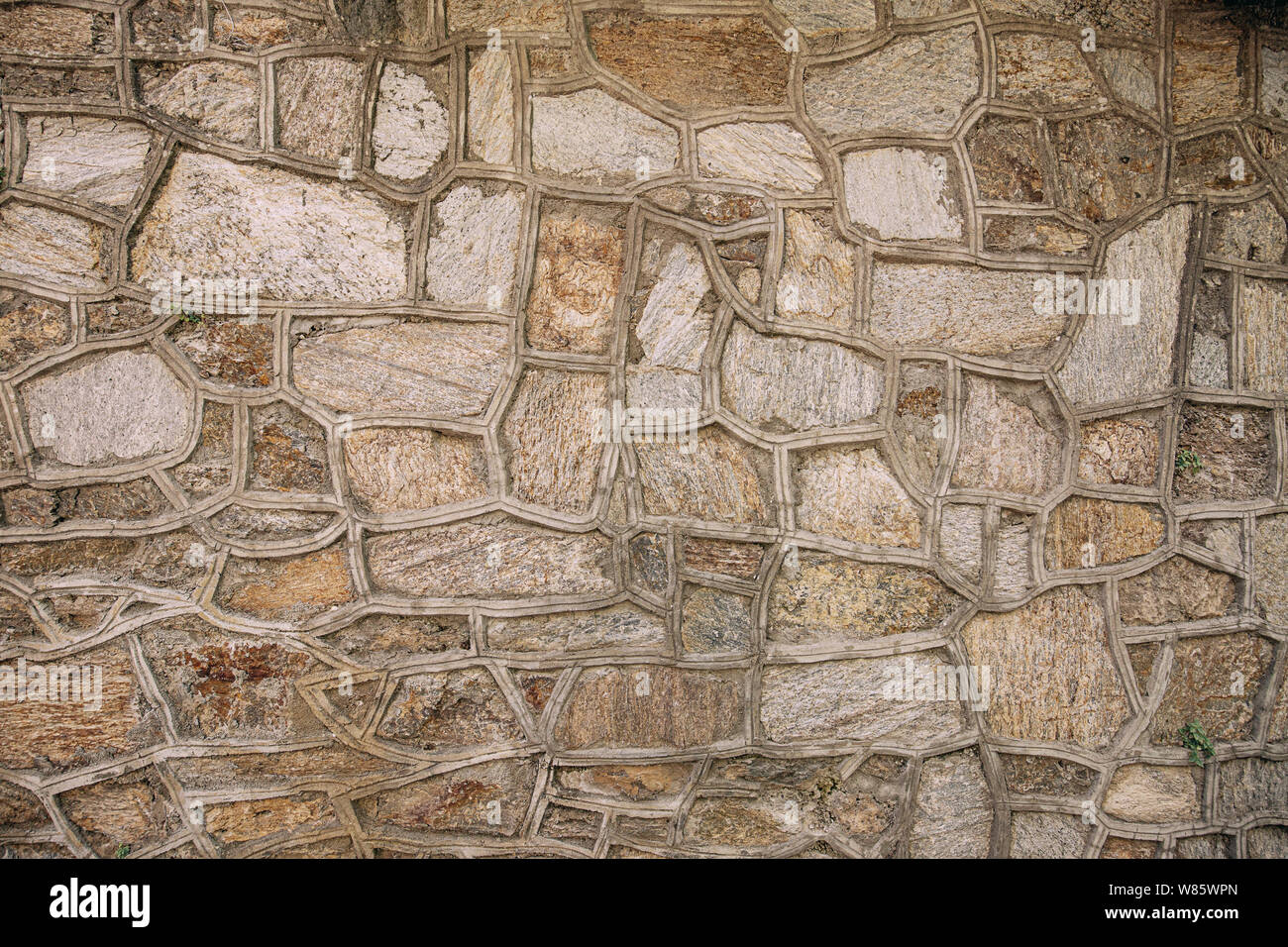 Mittelalterliches Gebäude aus Stein Wand Fassade hive geformten Steine in Beton. Stockfoto