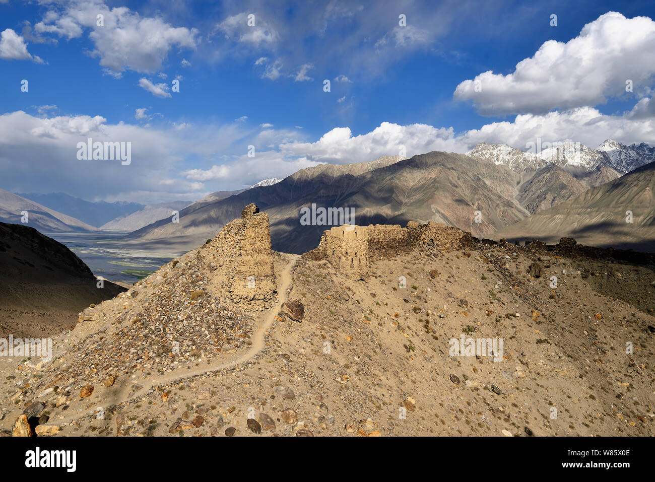 Blick auf den Wakhan Valley in der Pamir Gebirge, die Ruinen des Yamchun Fort und die Weißen Hindukusch in Afghanistan, Tadschikistan, Zentralasien Stockfoto
