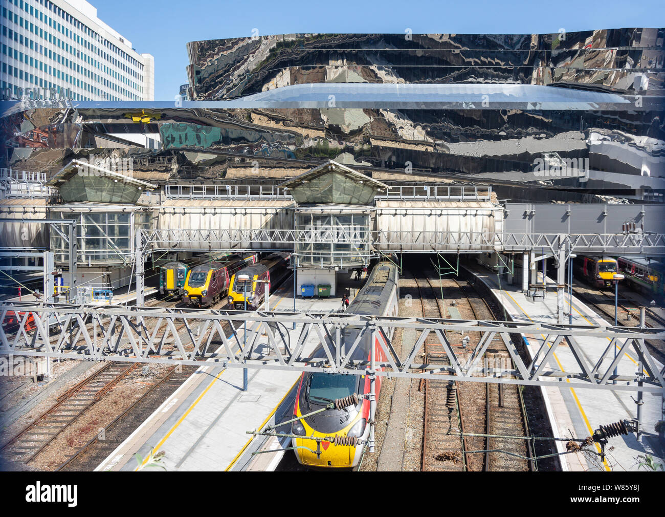Züge auf Plattformen am Bahnhof Birmingham New Street, Birmingham, West Midlands, England, Großbritannien Stockfoto