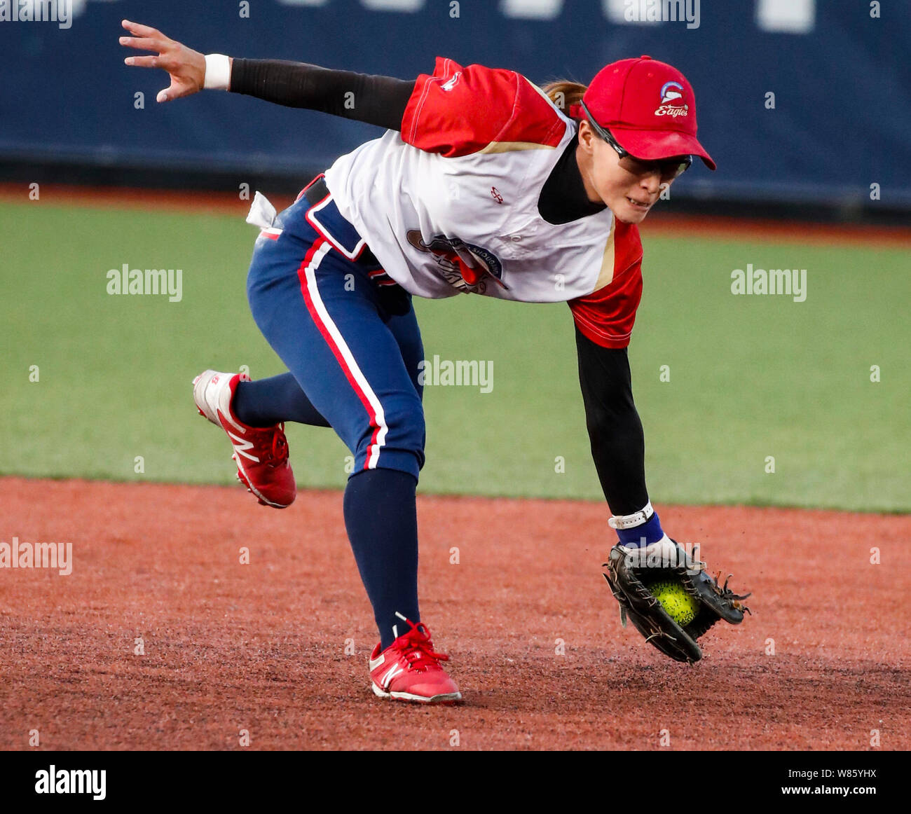 (190808) - ROSEMONT, August 8, 2019 (Xinhua) - die Adler 'Li Huan Felder die Kugel während der Nationalen Fast Pitch Softball Spiel zwischen der Peking Shougang Adler und die Chicago Banditen, im Rosemont, Illinois, USA, am Aug 7, 2019. (Xinhua / Joel Lerner) Stockfoto