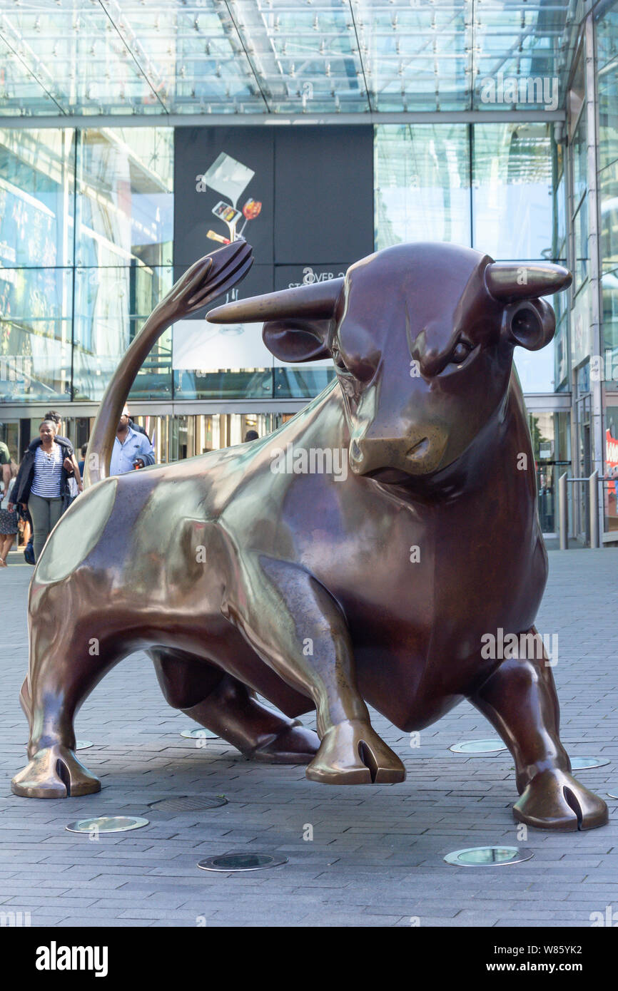 Bronze Stier Skulptur, Bullring Shopping und Freizeit-Komplex, Birmingham, West Midlands, England, Vereinigtes Königreich Stockfoto