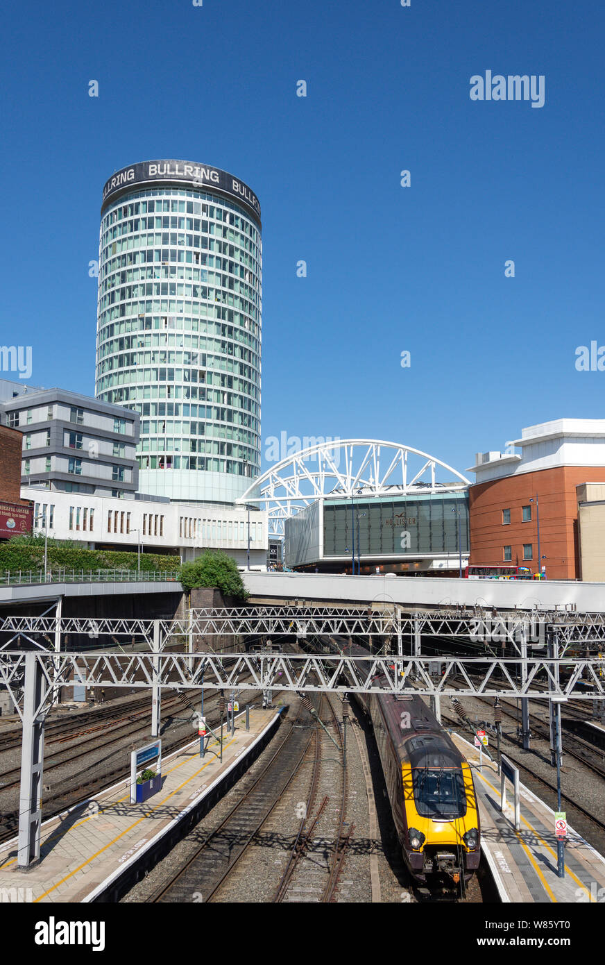 Zug auf der Plattform am Bahnhof Birmingham New Street, Birmingham, West Midlands, England, Großbritannien Stockfoto