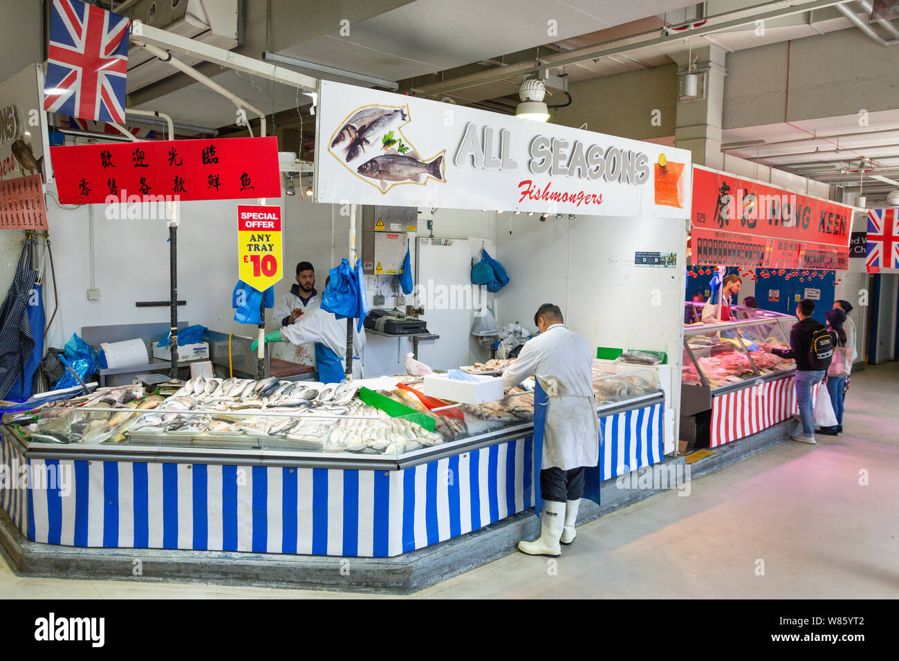 Fischhändler in der Stierkampfarena Markthalle, Stierkampfarena, Birmingham, West Midlands, England, Großbritannien Stockfoto