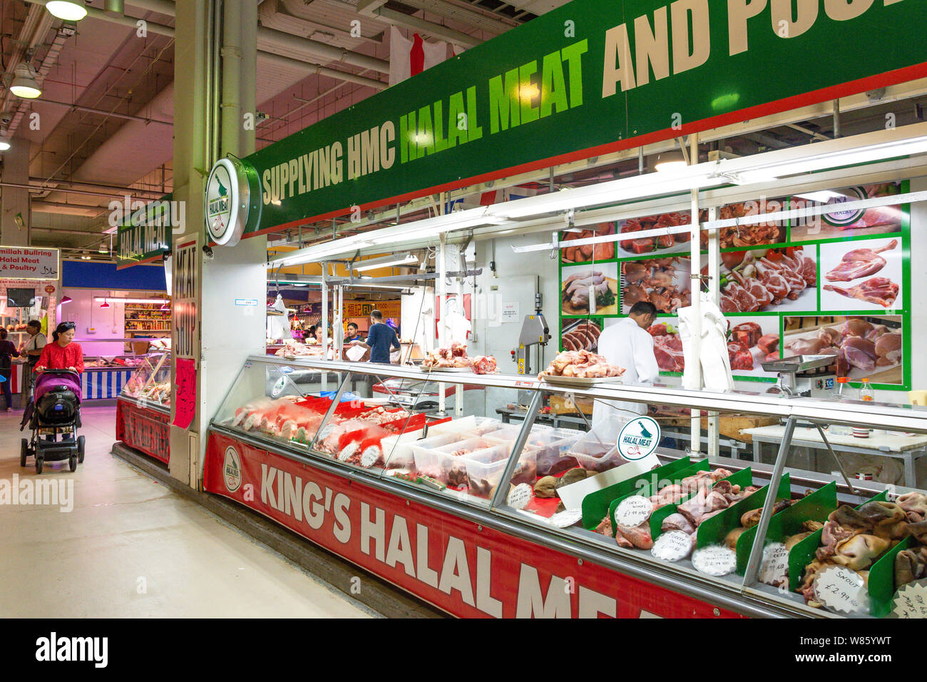 Halal Fleisch in der Stierkampfarena indoor Marktstand, Stierkampfarena, Birmingham, West Midlands, England, Großbritannien Stockfoto