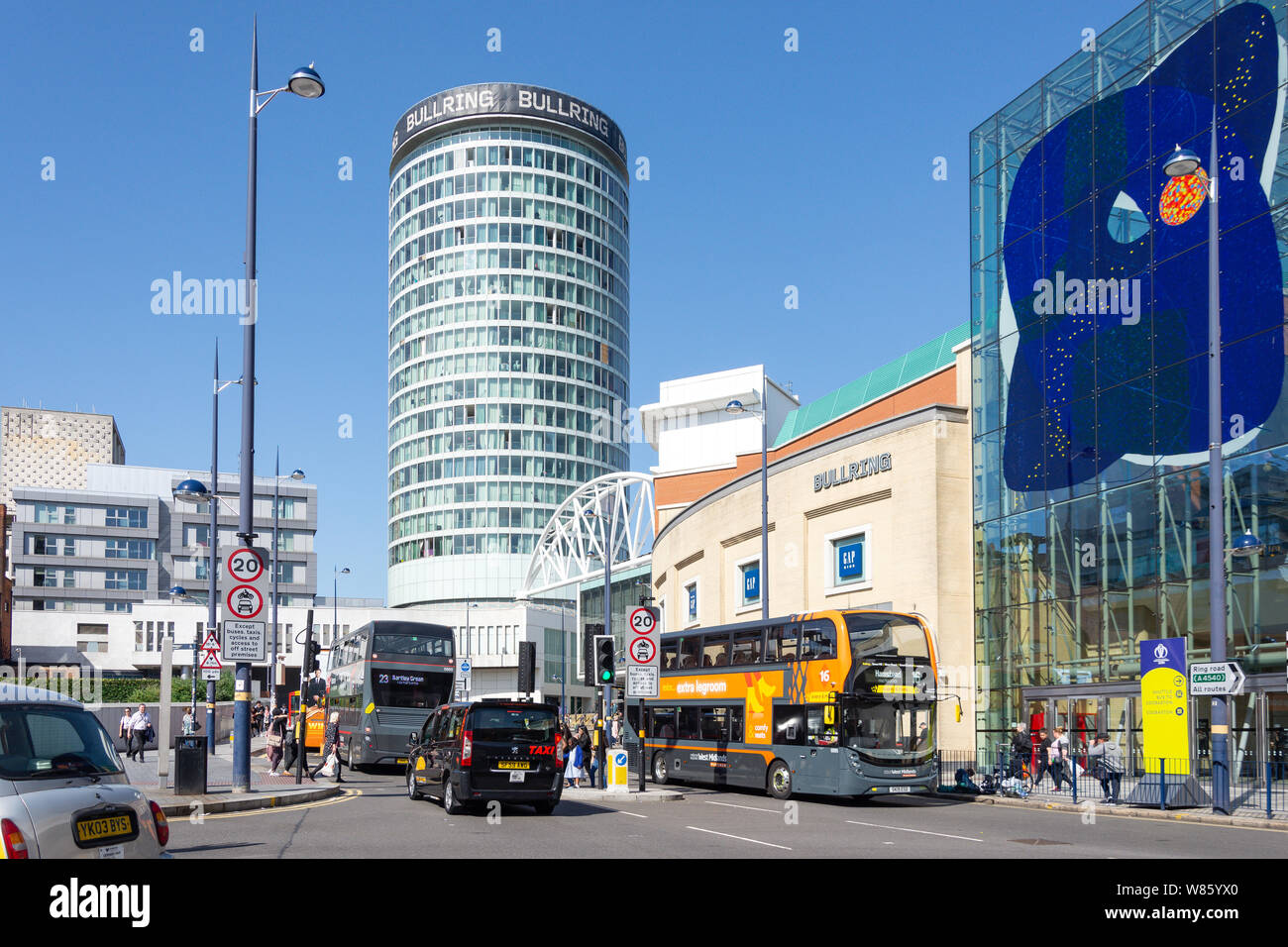 Busse und Taxis auf St Martins Circus Queensway, Birmingham, West Midlands, England, Großbritannien Stockfoto