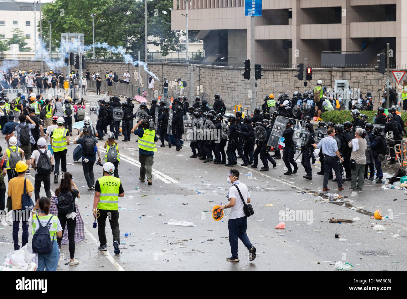 12. Juni 2019 während eines Anti Auslieferung Wechselprotest außerhalb der Regierung Büros in der Admiralität. Die Demonstranten und Polizei zusammengestoßen außerhalb der Regierung Büros mit Polizei feuerte Tränengas und Pfefferspray und Gummigeschossen zu löschen Demonstranten aus der Gegend. Stockfoto