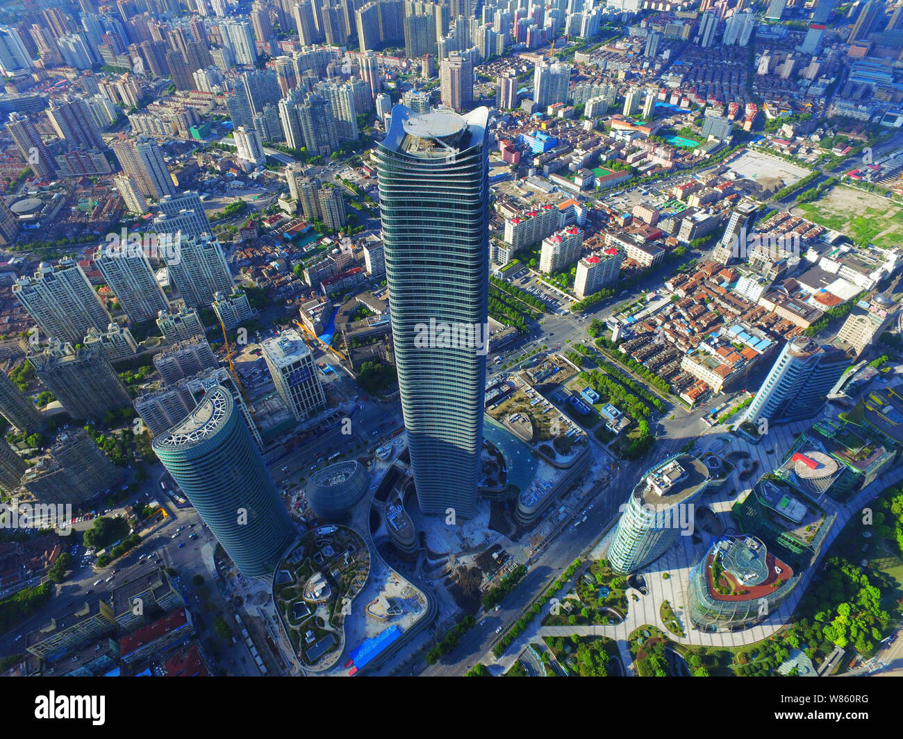 Luftaufnahme des White Magnolia Plaza, am höchsten, andere hohe Gebäude und Wohnhäuser in Puxi an einem klaren Tag in Shanghai, China, 9. August Stockfoto