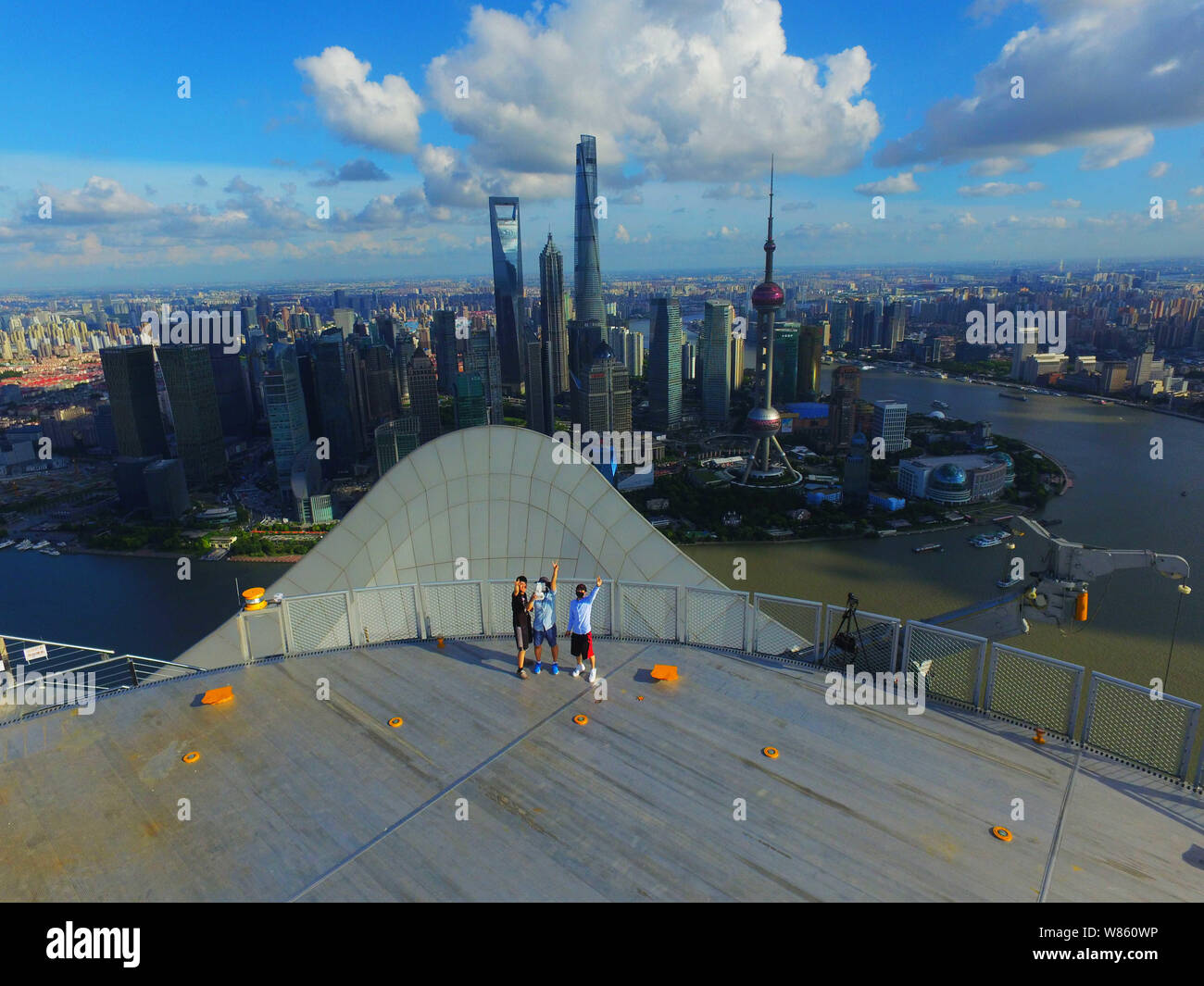 Skyline von der Oberseite des White Magnolia Plaza, Front, in Puxi, den Fluss Huangpu und dem Finanzviertel Lujiazui mit dem Shanghai Tower, Zentrum hoch Stockfoto