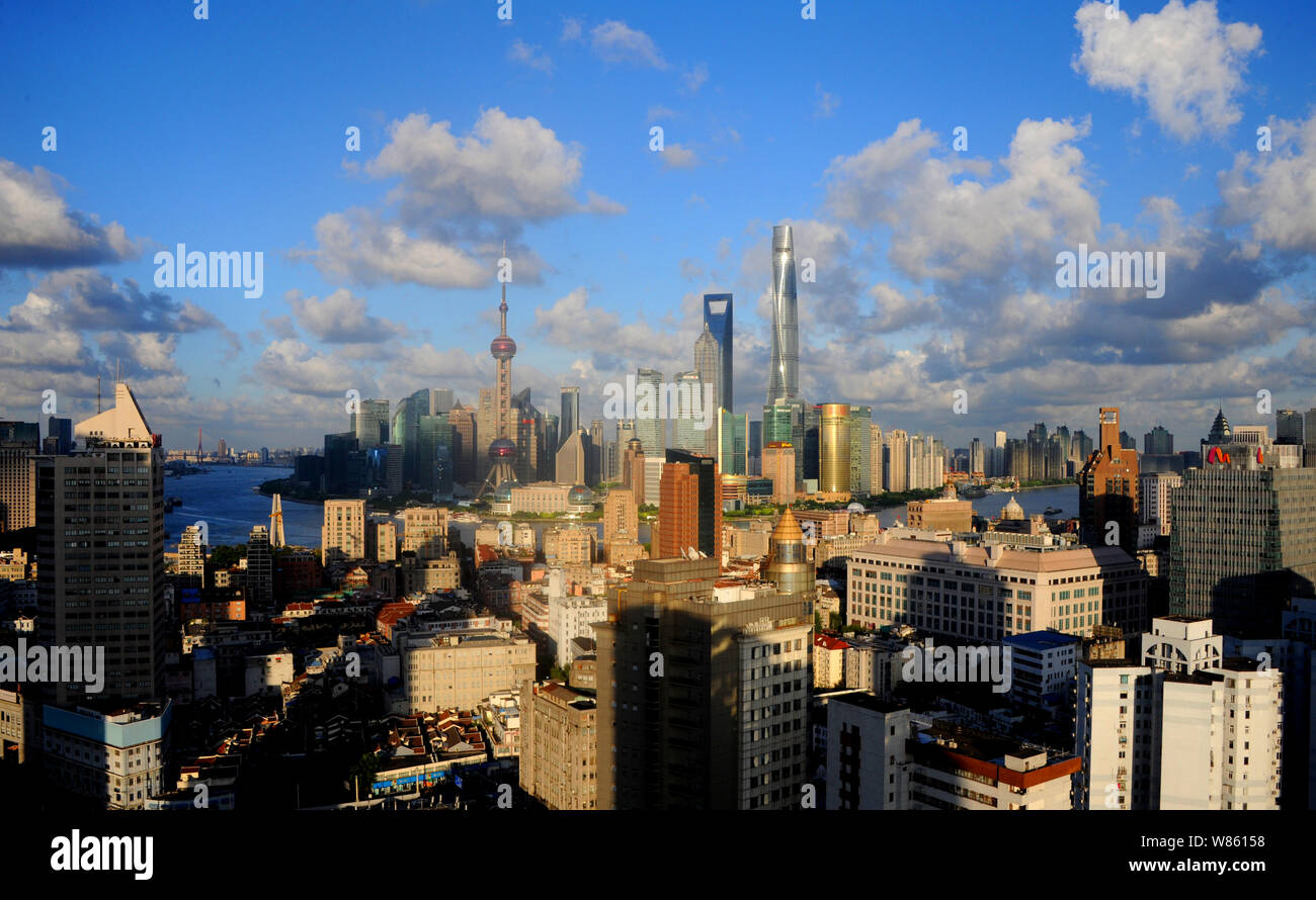 Skyline von Puxi, den Fluss Huangpu und dem Finanzviertel Lujiazui mit dem Shanghai Tower, rechts am höchsten, das Shanghai World Financial Center, rechts Stockfoto