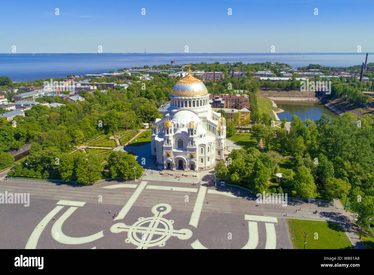 St. Nikolaus Marine Kathedrale im Stadtbild an einem sonnigen Tag (Luftaufnahmen). Kronstadt, Russland Stockfoto