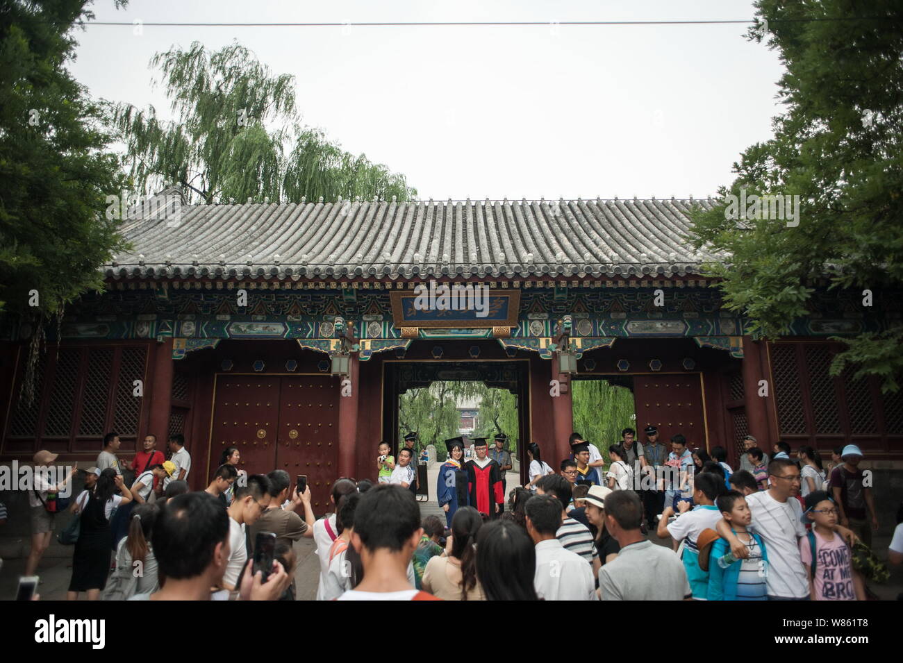 ---- Leute besuchen der Peking Universität in Beijing, China, 3. Juli 2016. Universitäten aus dem chinesischen Festland haben sich zu einem globalen Top 100 Index gebrochen in Stockfoto