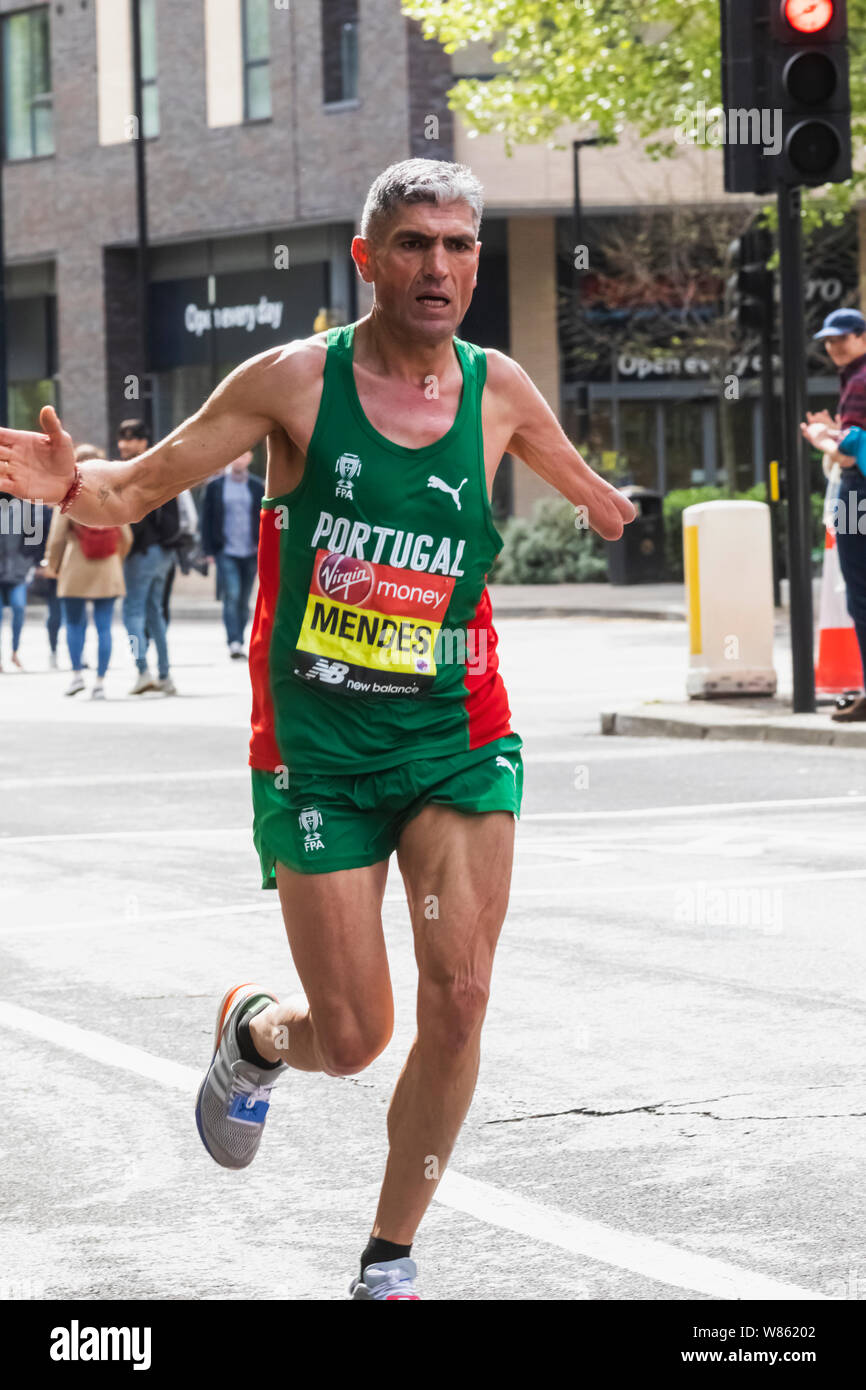 England, London, London Marathon 2019, Portugiesisch Para-Athlete Läufer Manuel Mendez Stockfoto