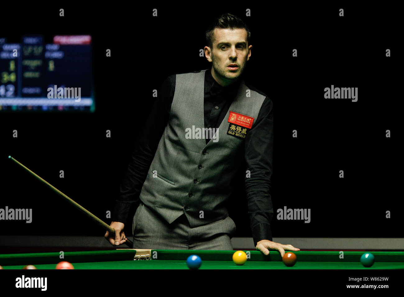 Mark Selby von England hält einen Schuß gegen Tom Ford von England im Finale der Paul Hunter Classic Billard Turnier 2016 in Fürth, Deutschland, Stockfoto