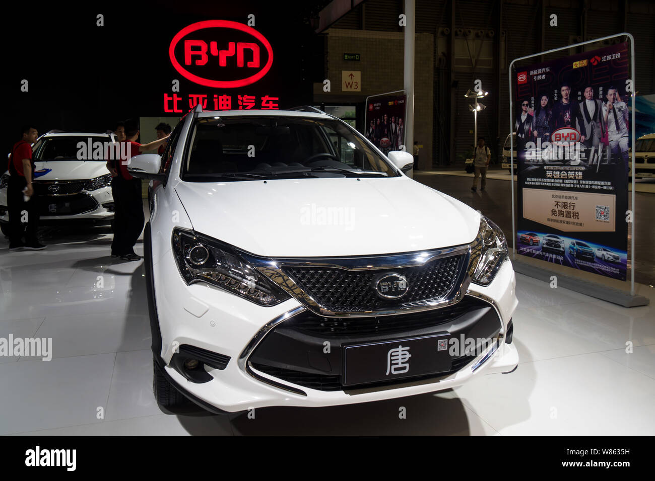 ------ Chinesische Mitarbeiter Staub von BYD Autos in der Vorbereitung für eine neue Energie Auto Expo in Shanghai, China, 28. Juni 2016. Dem chinesischen Automobilhersteller BYD C Stockfoto