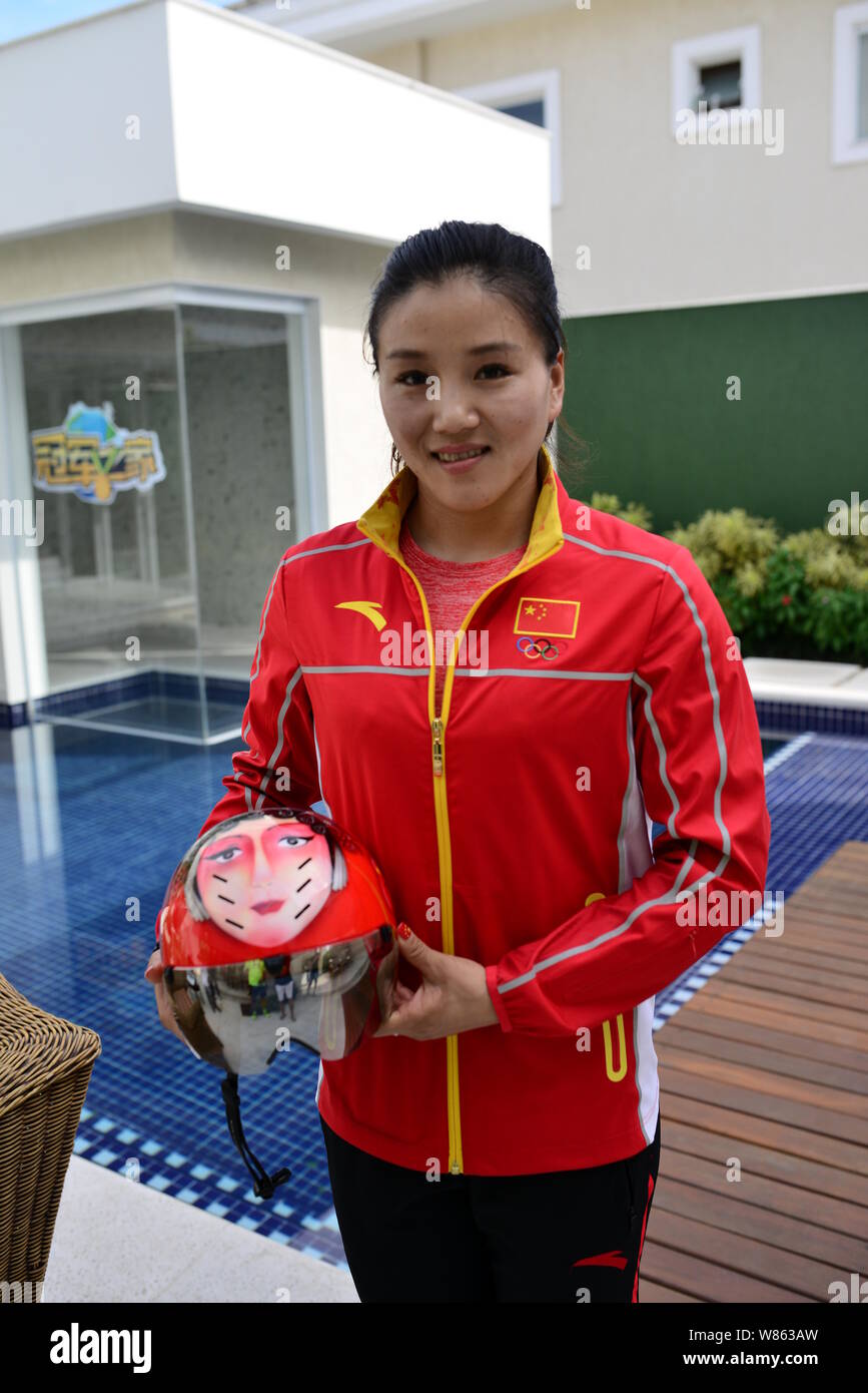 Chinesische Titel Radfahrer Gong Jinjie wirft mit Ihrem Fahrrad Helm mit Elementen aus Peking Oper, getragen von ihr im Team Sprint der Frauen während der 201 Stockfoto