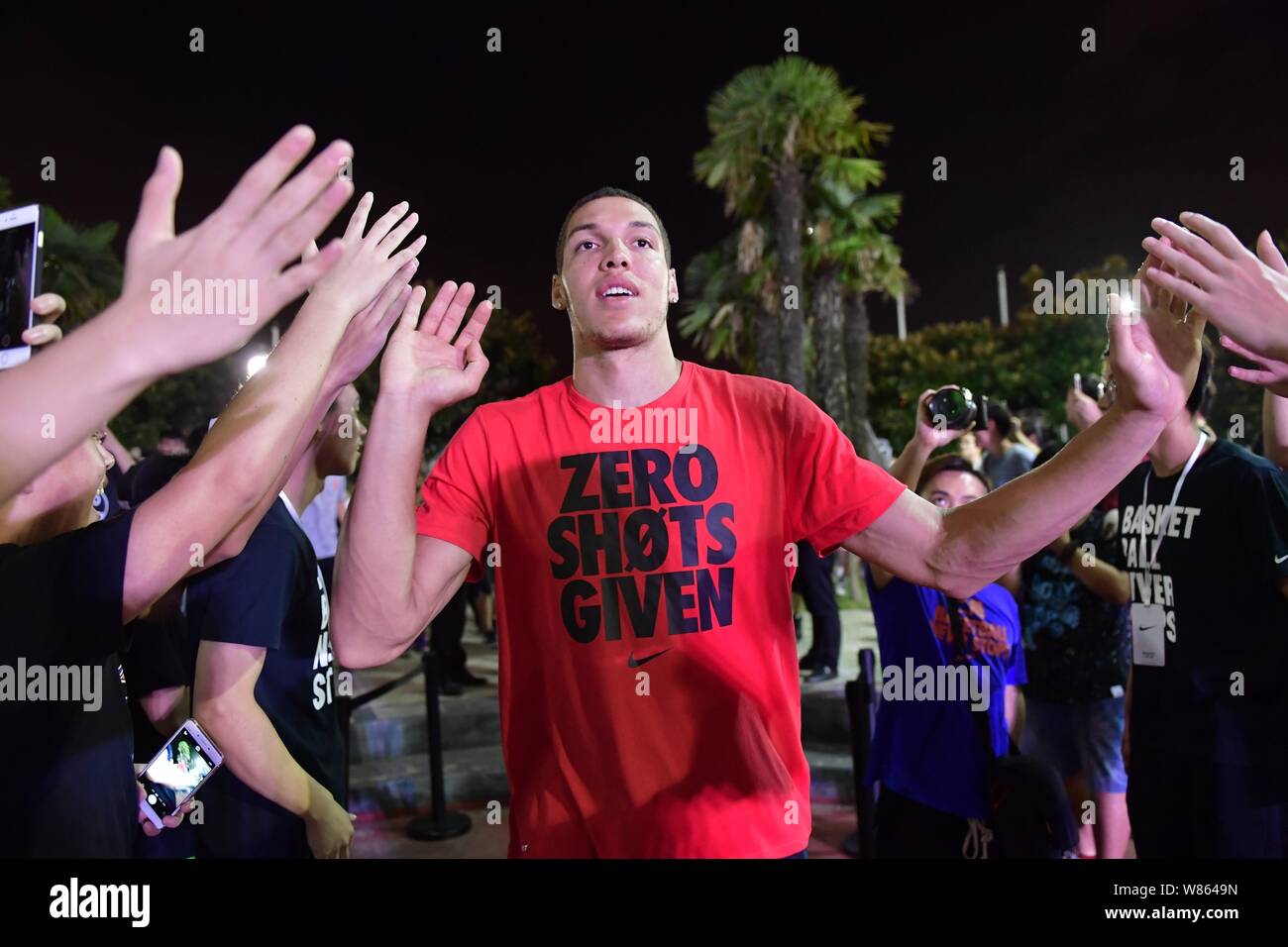 NBA-Star Aaron Gordon interagiert mit Fans auf einer Veranstaltung China Tour in Shanghai, China, 26. August 2016 zum Vorwärmen. Stockfoto