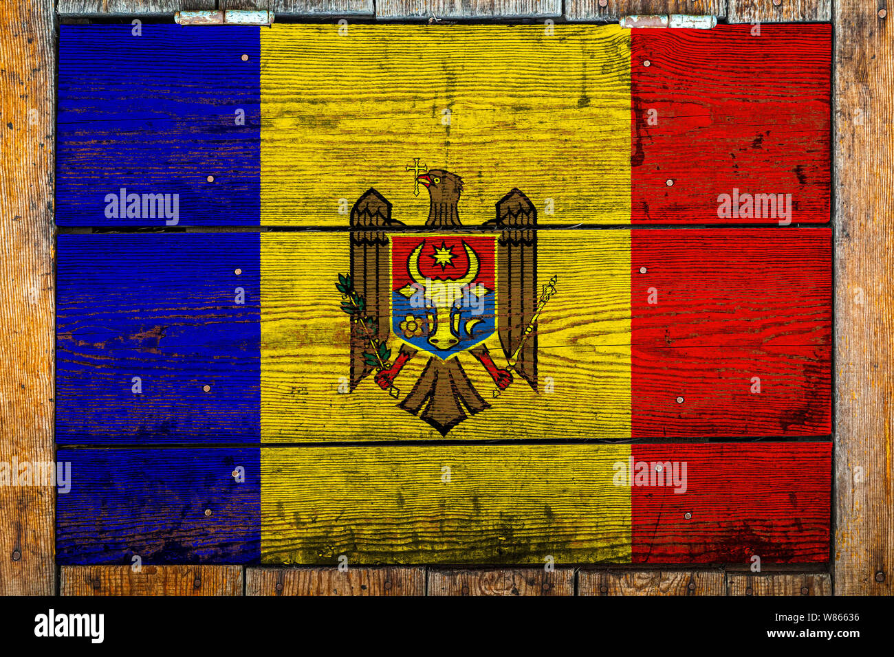 Die Flagge der Republik Moldau auf einer hölzernen Wand Hintergrund. Das Konzept der nationalen Stolz und Symbol des Landes. Flagge auf einem hölzernen Zaun mit Metall lackiert Stockfoto