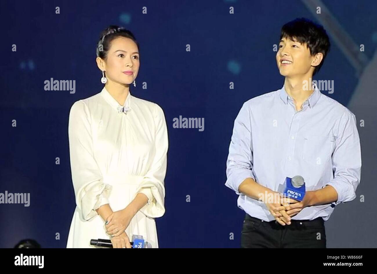 Chinesische Schauspielerin Zhang Ziyi, Links, und Koreanische Schauspieler Song Joong-ki besuchen eine Werbeveranstaltung für Proya Kosmetik in Shanghai, China, 17. August 20. Stockfoto