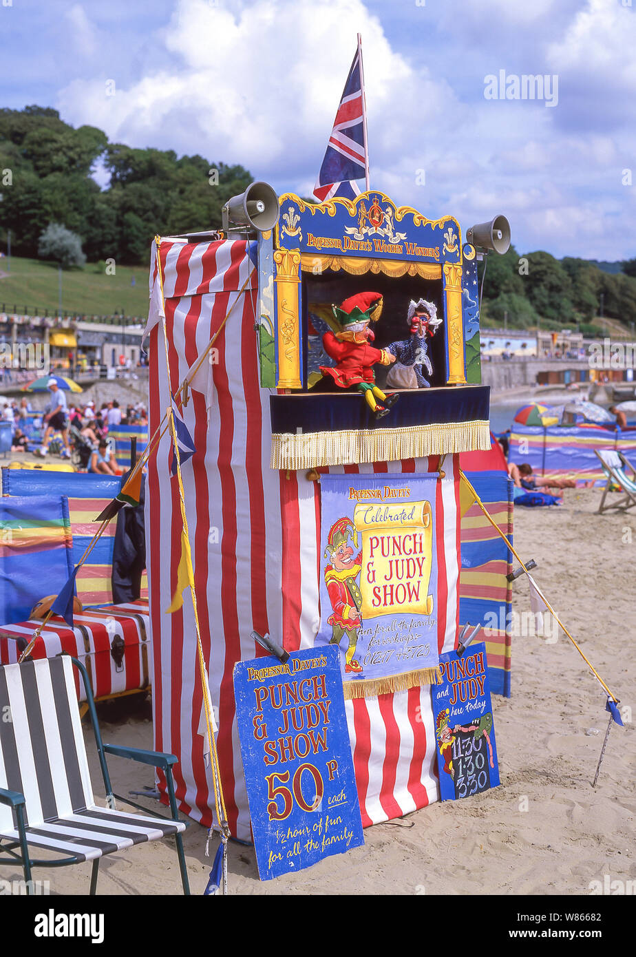 Traditionelle "Punch und Judy" puppenspiel am Strand, Lyme Regis, Dorset, England, Vereinigtes Königreich Stockfoto