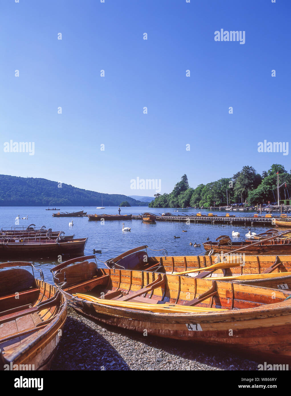 Boot- und Ruderboote auf dem See Windermere und Bowness-on-Windermere, Lake District National Park, Cumbria, England, Vereinigtes Königreich Stockfoto