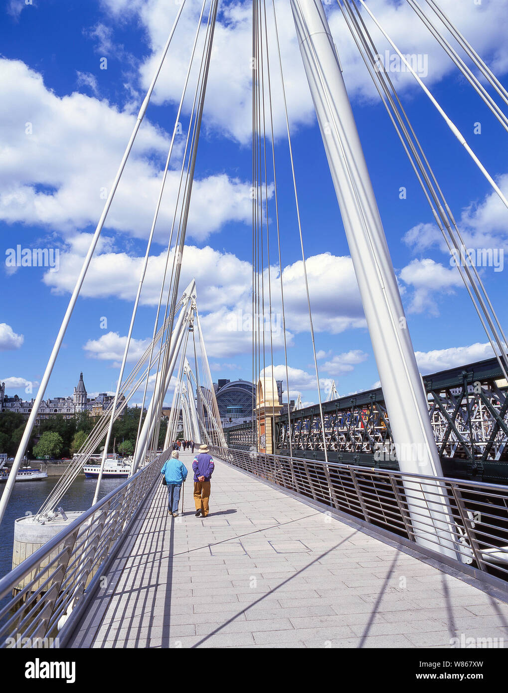 Hungerford Brücke und Golden Jubilee Fußgängerbrücke über die Themse, London Borough von Lambeth, Greater London, England, Vereinigtes Königreich Stockfoto