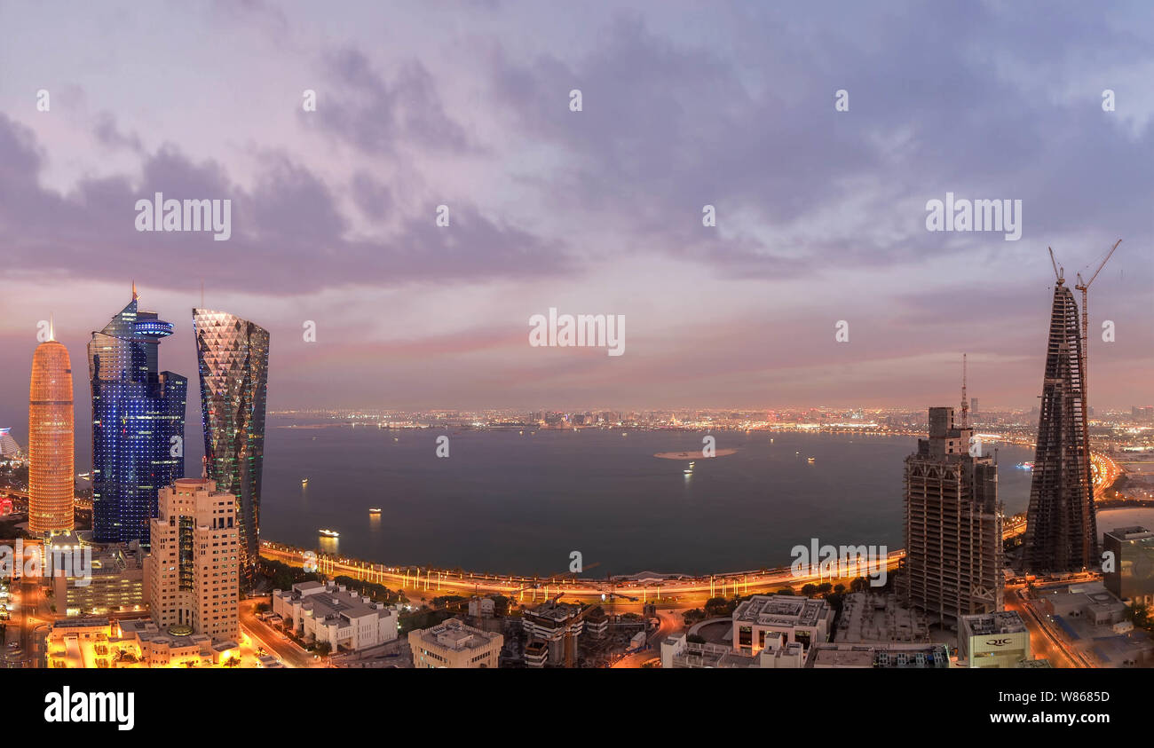 Schöne Panoramasicht auf Corniche. Luftaufnahme von West Bay Downtown Doha City Stockfoto